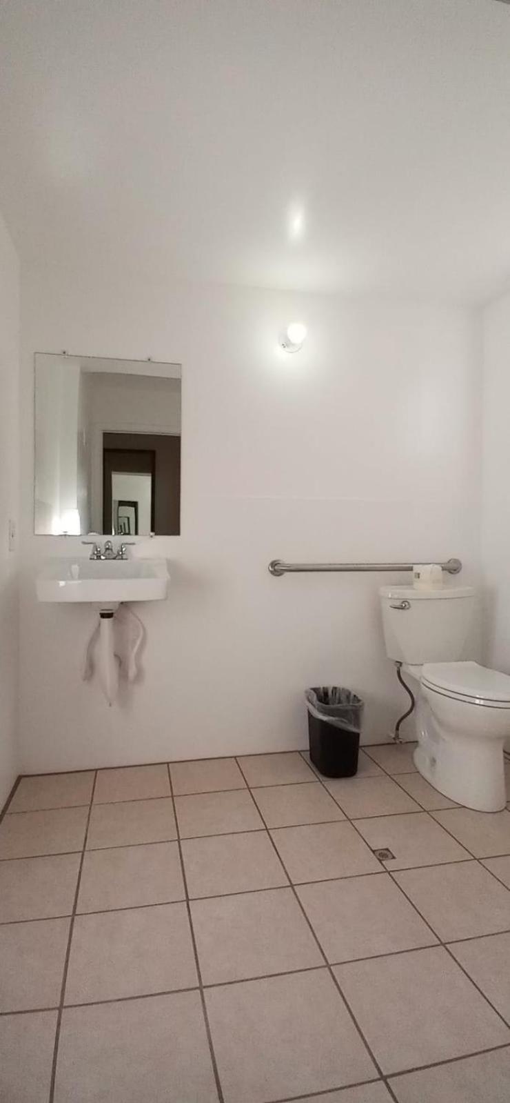 Budget Inn, Fotografia 15