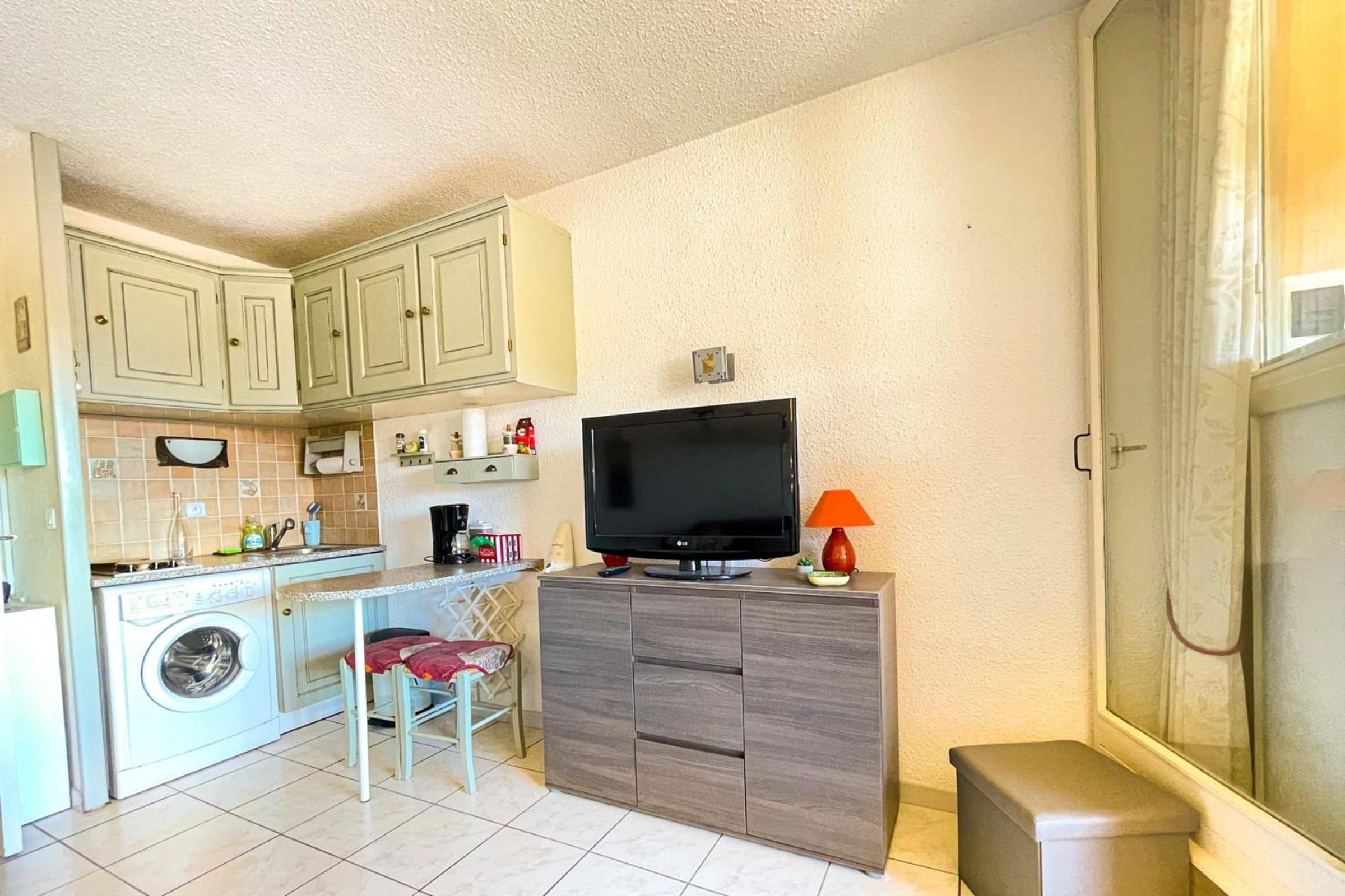Bright Apt With Swimming Pool And Balcony