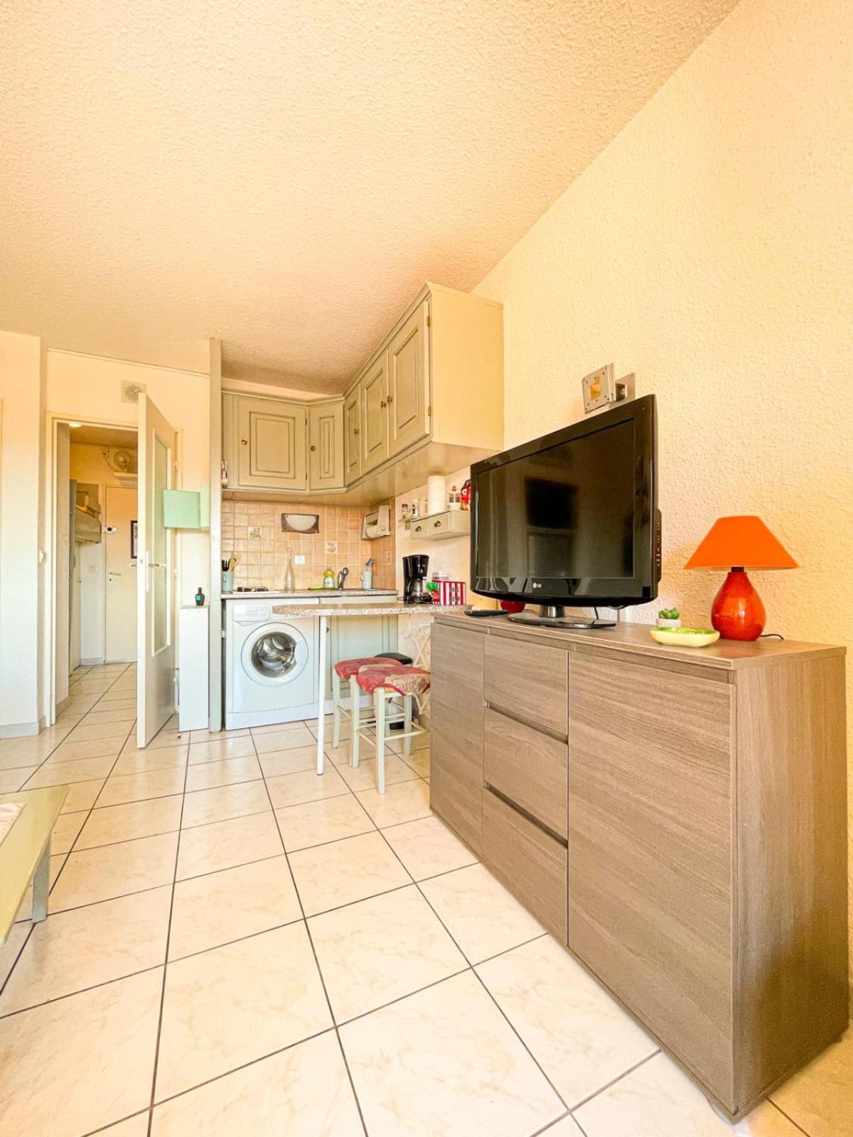 Bright Apt With Swimming Pool And Balcony