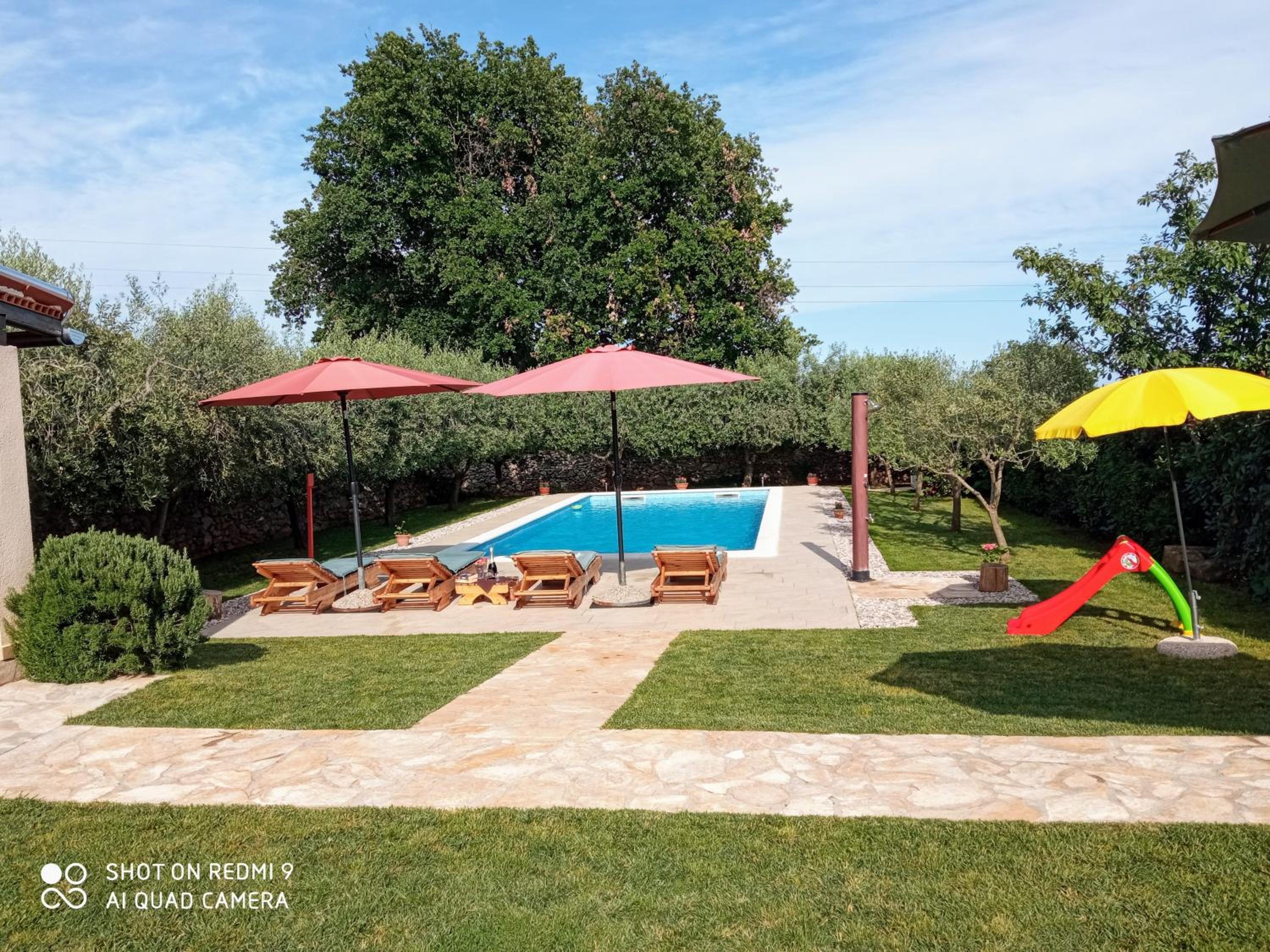 Hotel Mala kuća sa velikim grijanim bazenom ANTONIO - Image 1