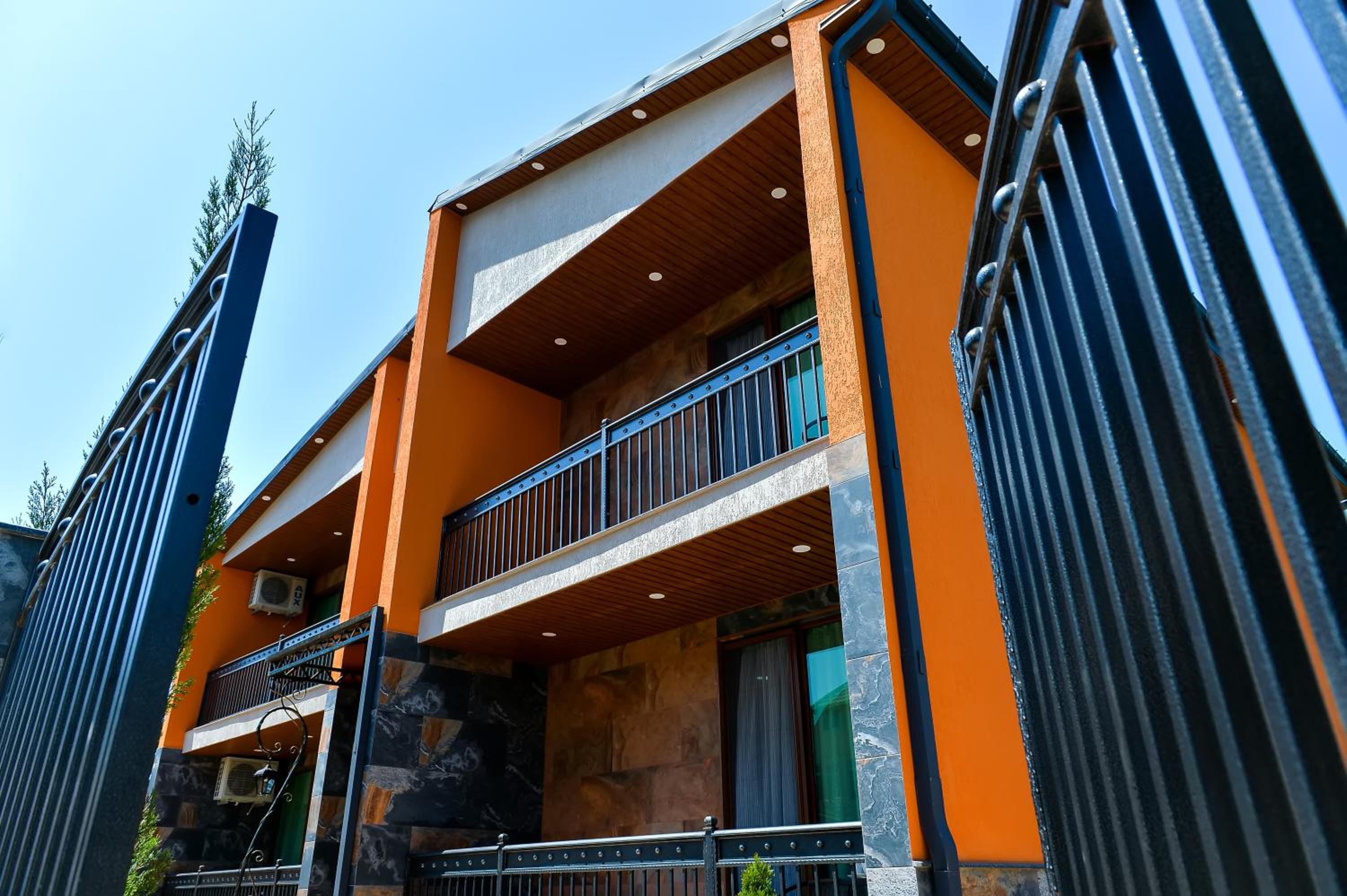LIONS APARTMENT