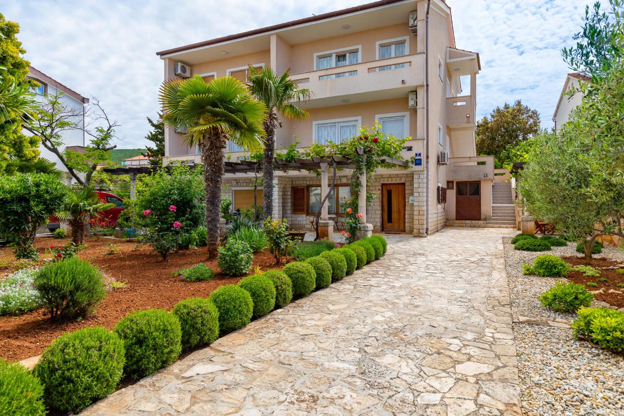 Apartments Come&Stay view 2