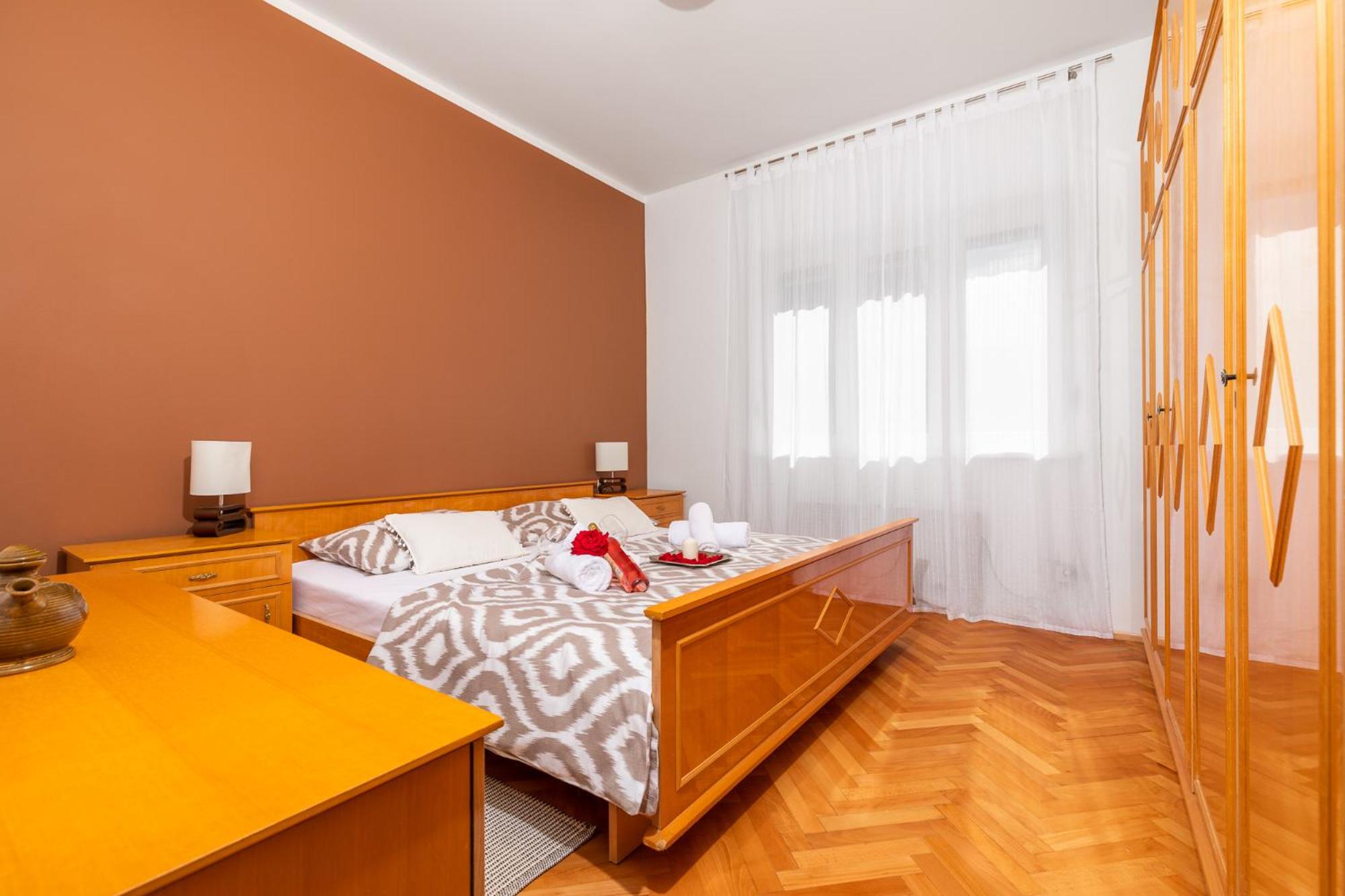 Apartments Come&Stay view 5