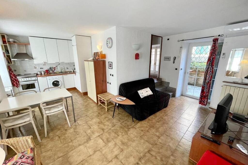 Framura, Ampio appartamento con terrazzo vista mare view 2