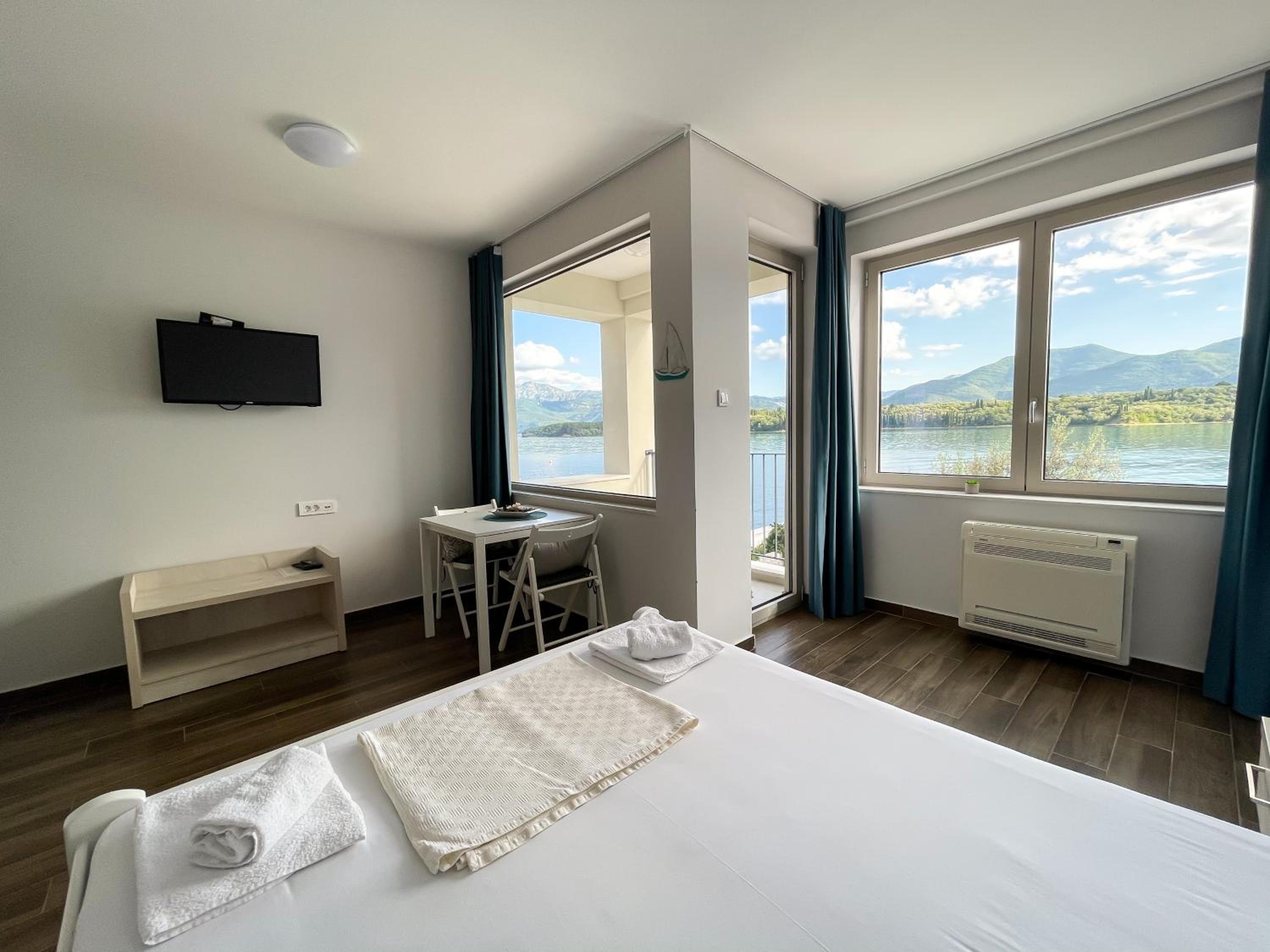 Apartments Maestral