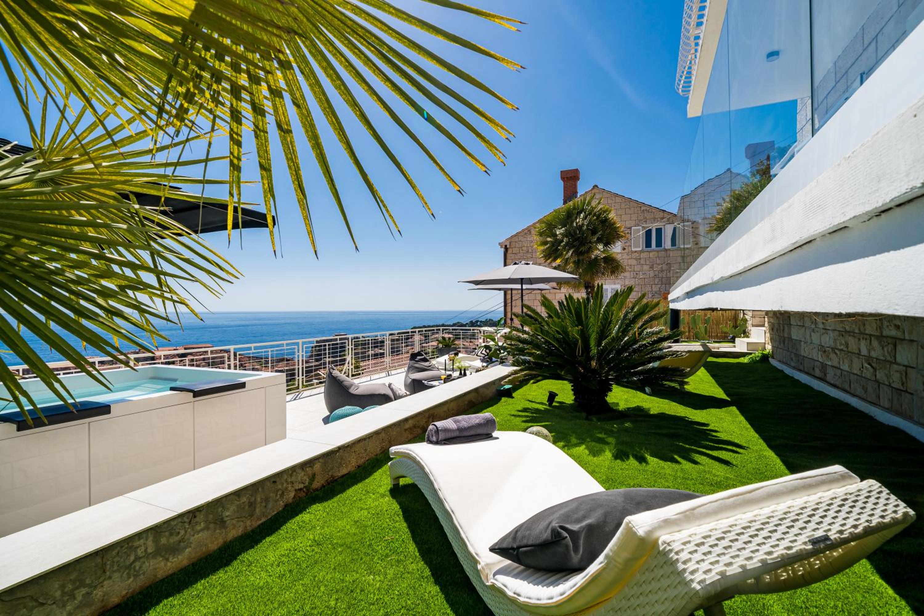 Gorgeous Ground Floor w/ Minipool & Patio