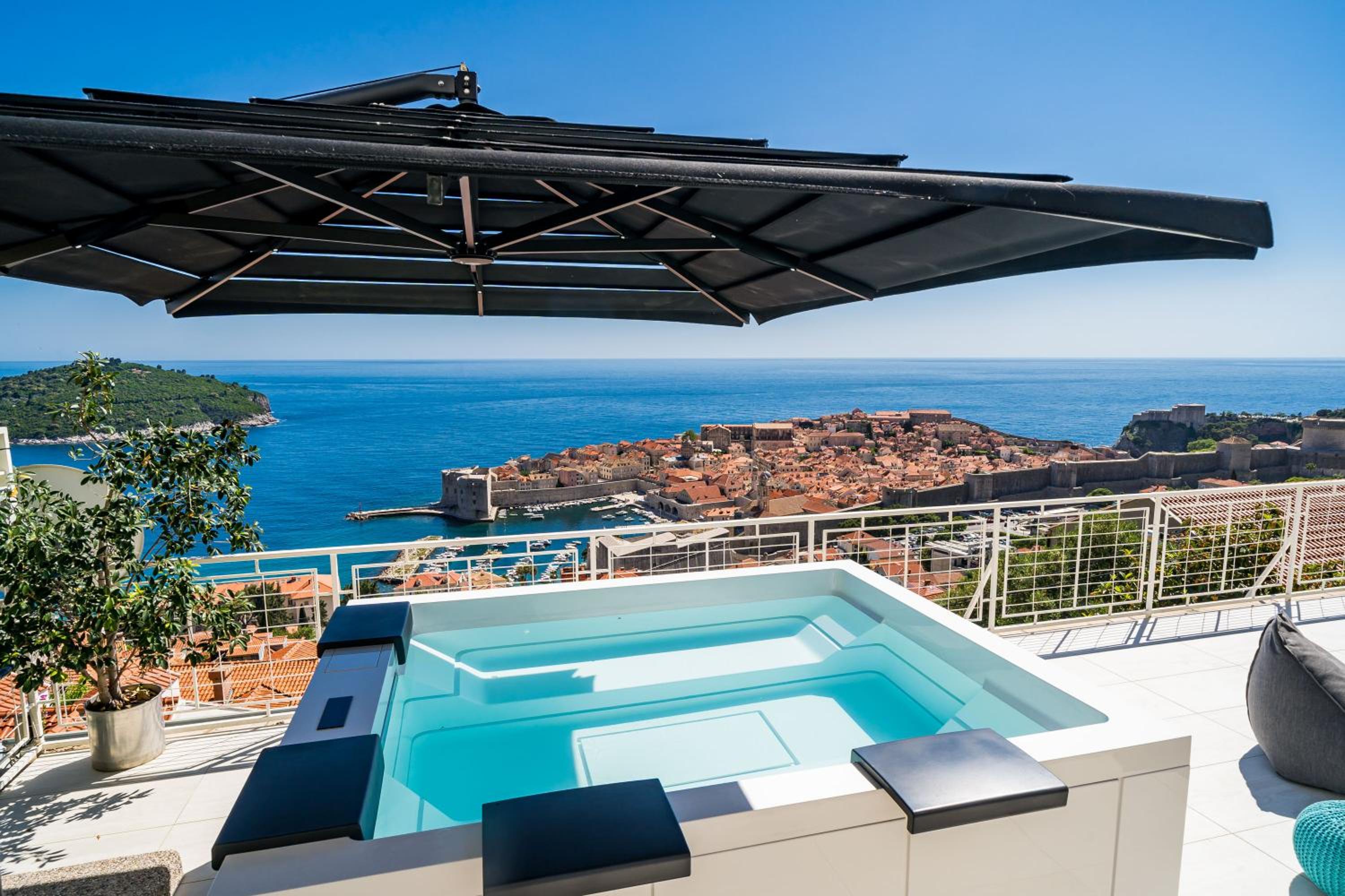 Gorgeous Ground Floor w/ Minipool & Patio