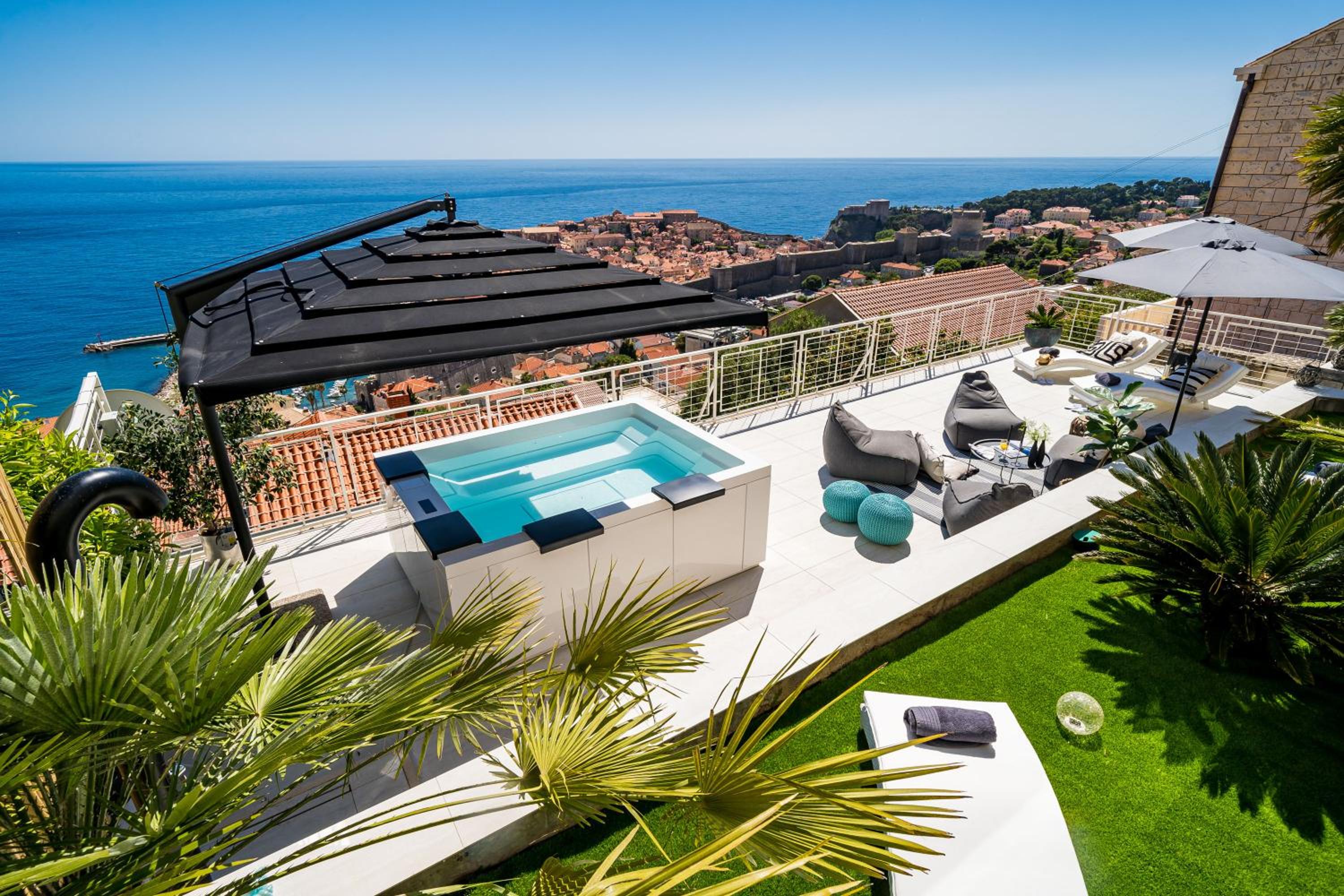 Gorgeous Ground Floor w/ Minipool & Patio