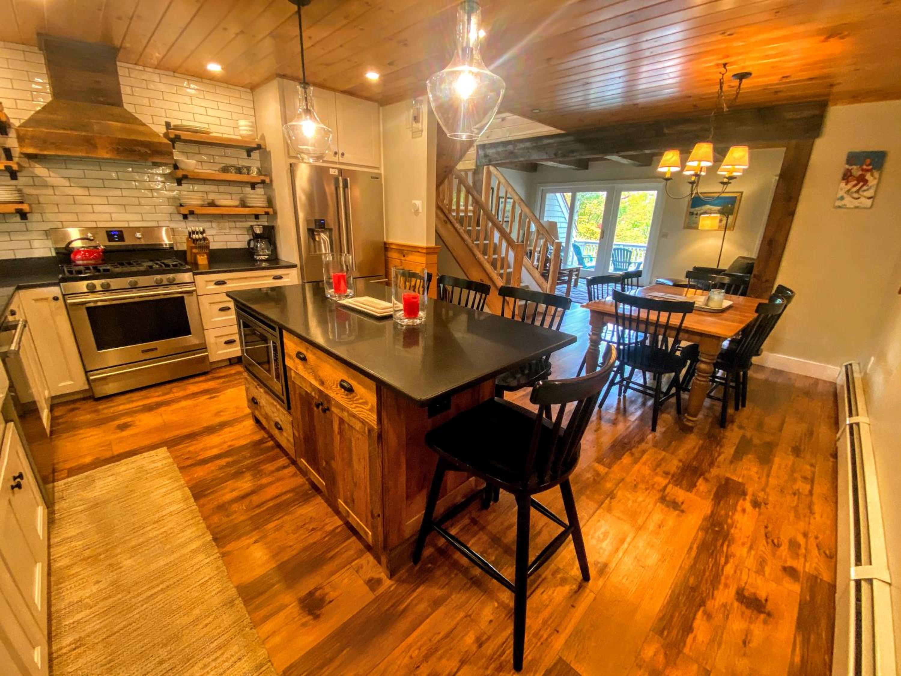 R6 Upscale rustic Bretton Woods condo in unbeatable SKI-IN SKI-OUT location Fireplace fast WiFi