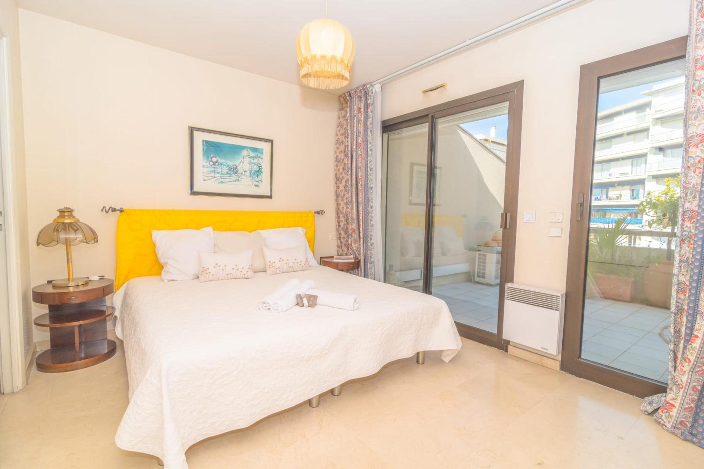 Cannes Stunning sea and old town view for our full comfort 3 BR with balcony by Olam Properties