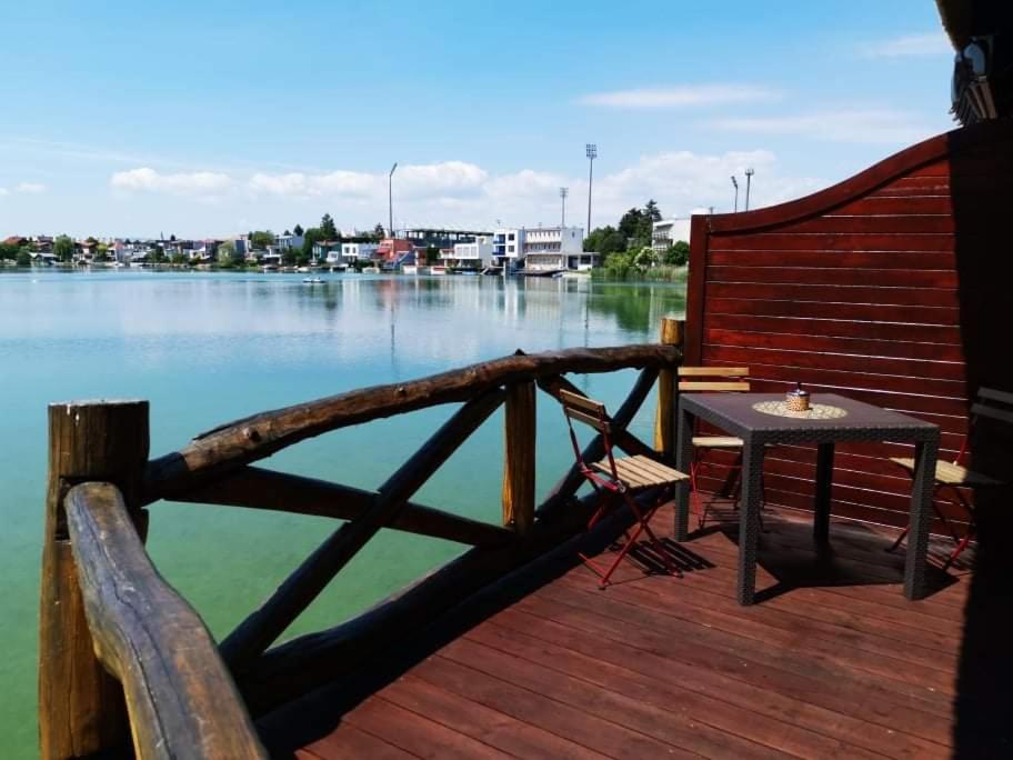 Senec vilka na jazere
