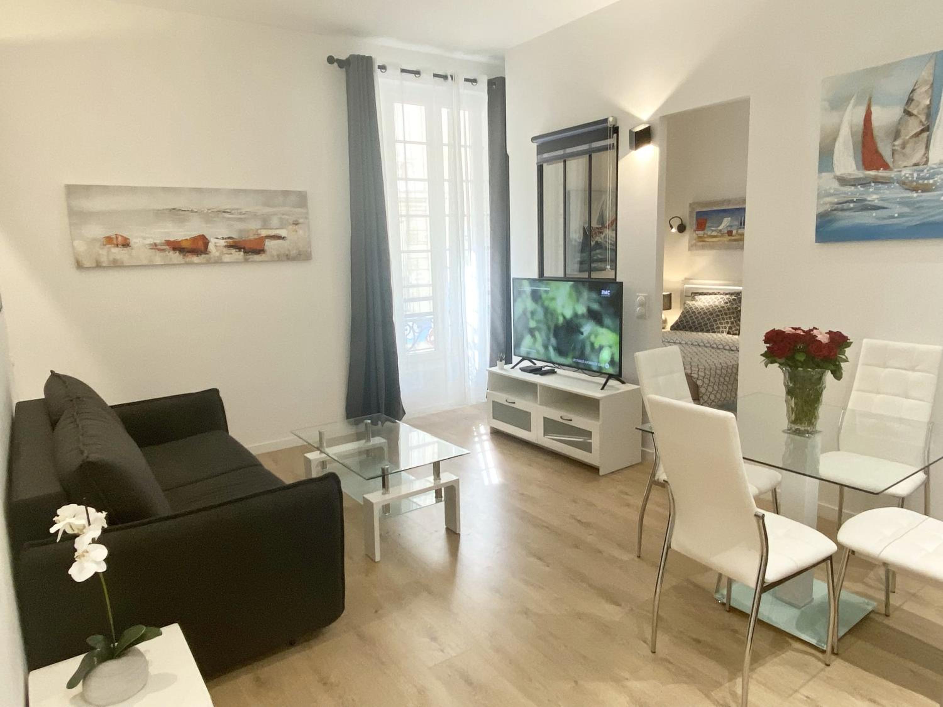 Central Modern Flat Lamartine photo 1