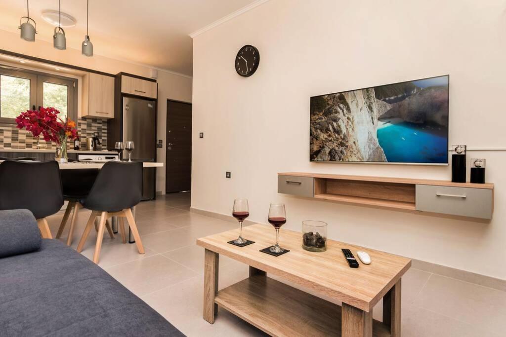 La Torre, brand New (2021) Modern Apt in Alikanas