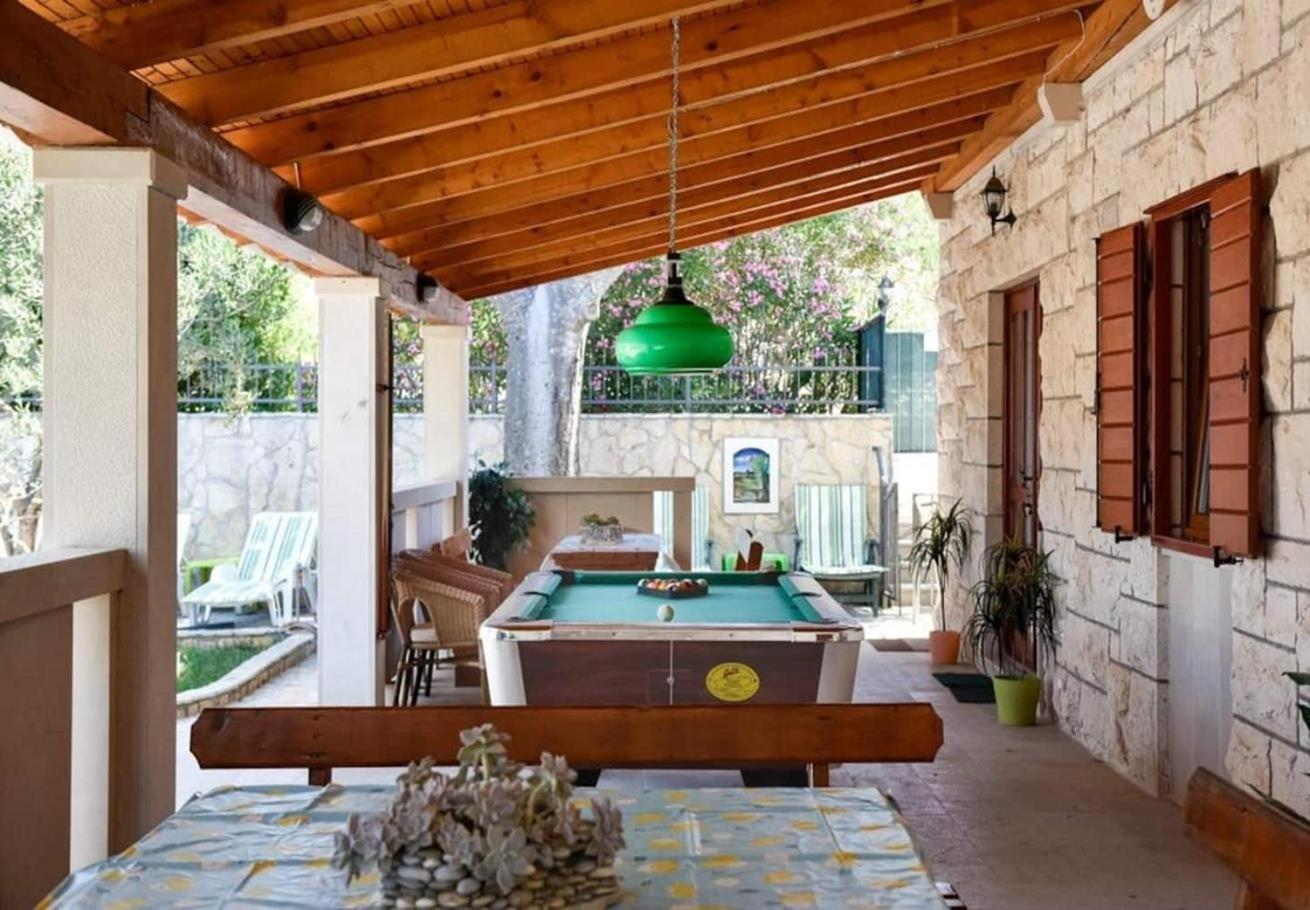 Villa Niksi - with pool