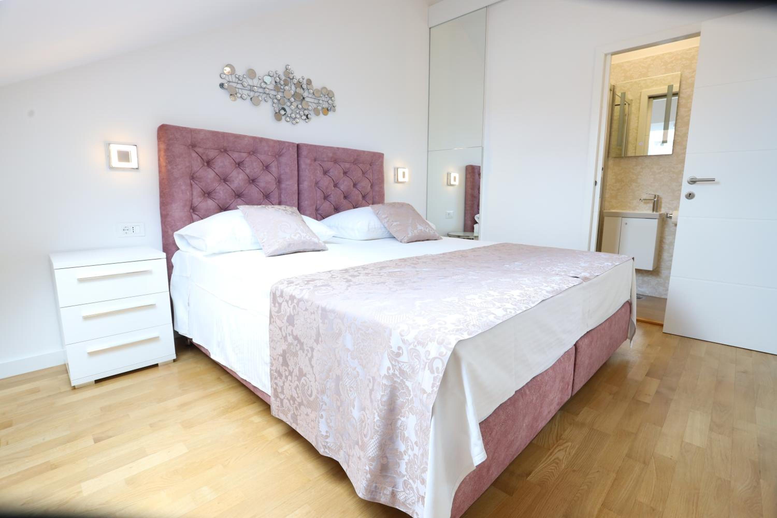 Split City View Apartment photo 5