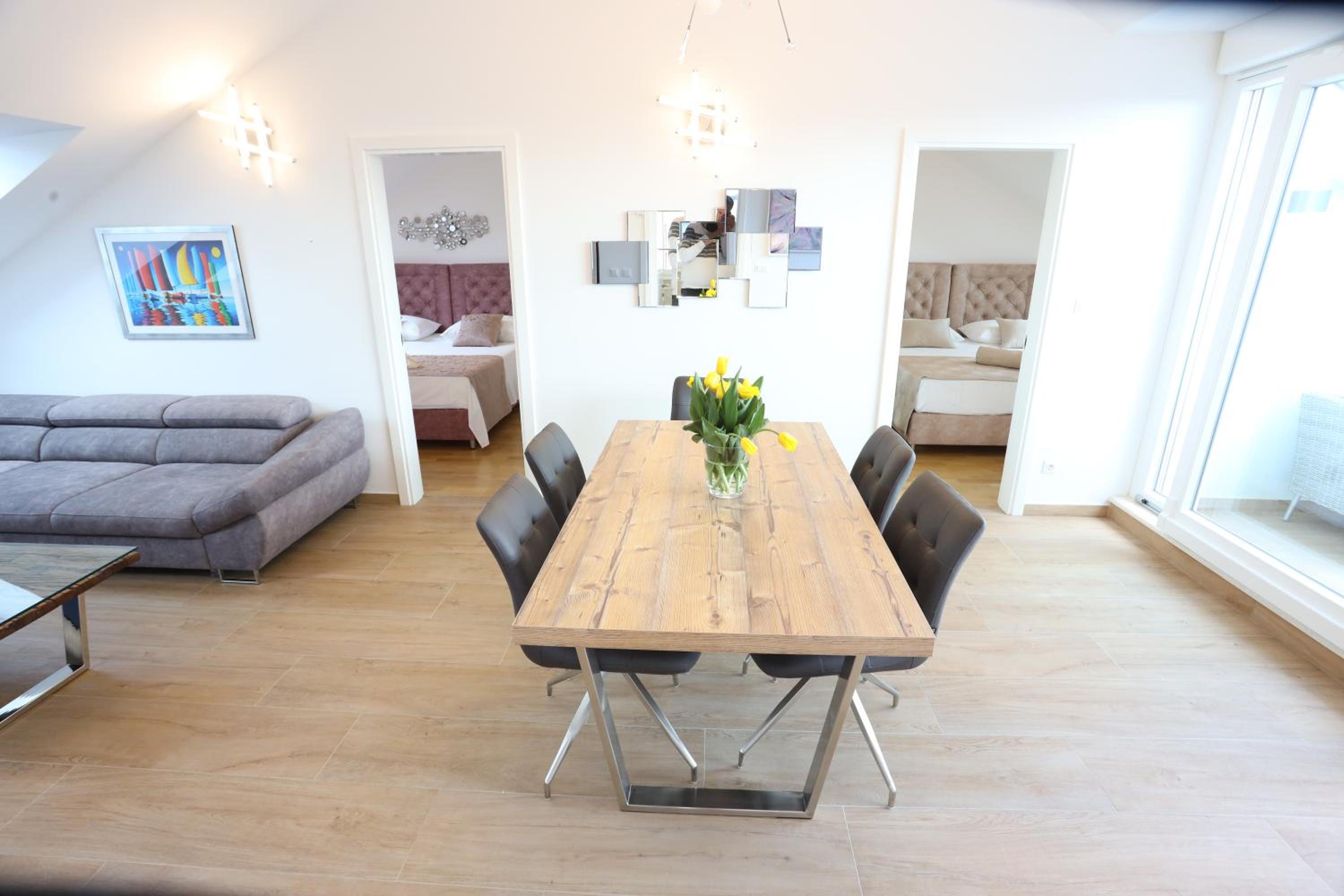 Split City View Apartment photo 3