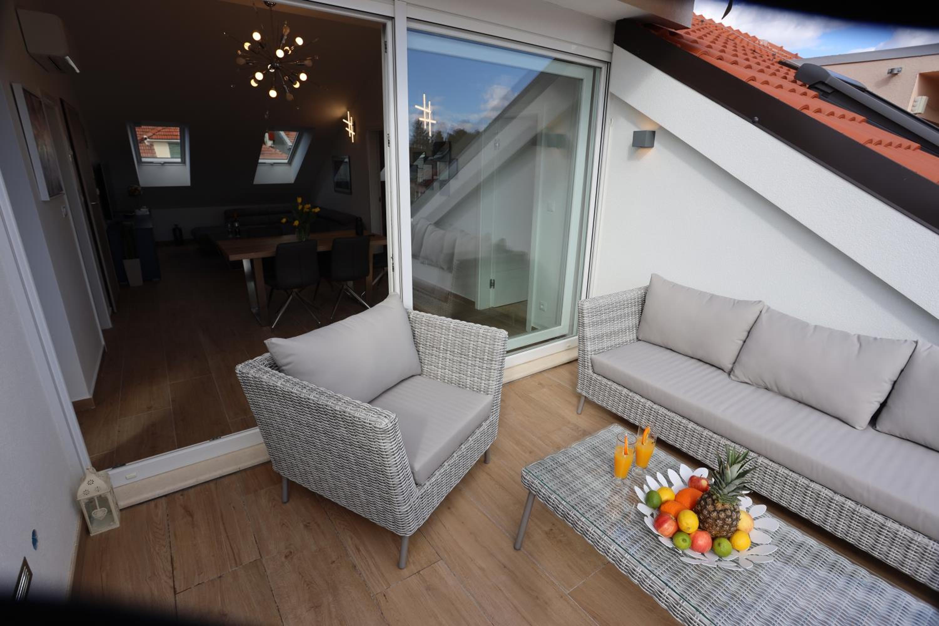 Split City View Apartment photo 2