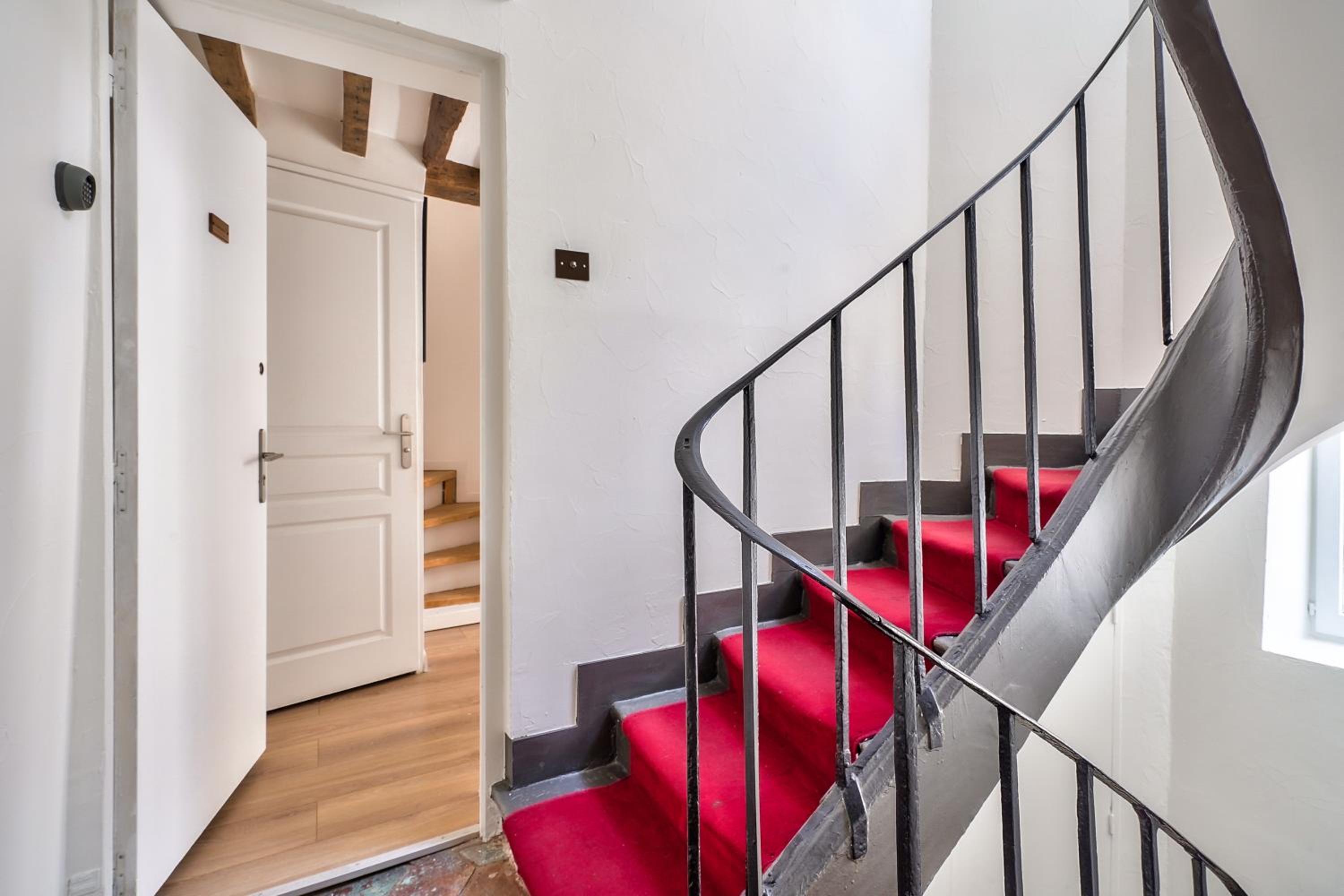 Charming 1 Bedroom Apt in the Heart of Paris (6F)