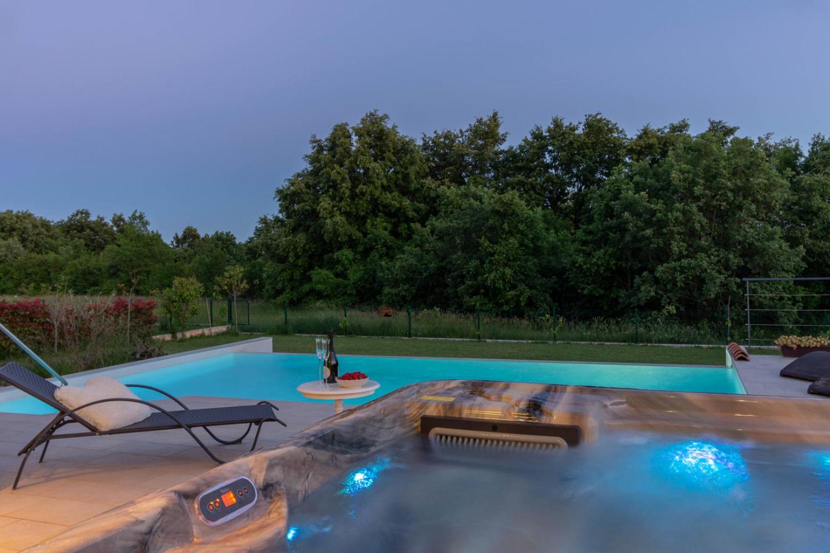 Cozy villa Limone with private pool and jacuzzi near Pula