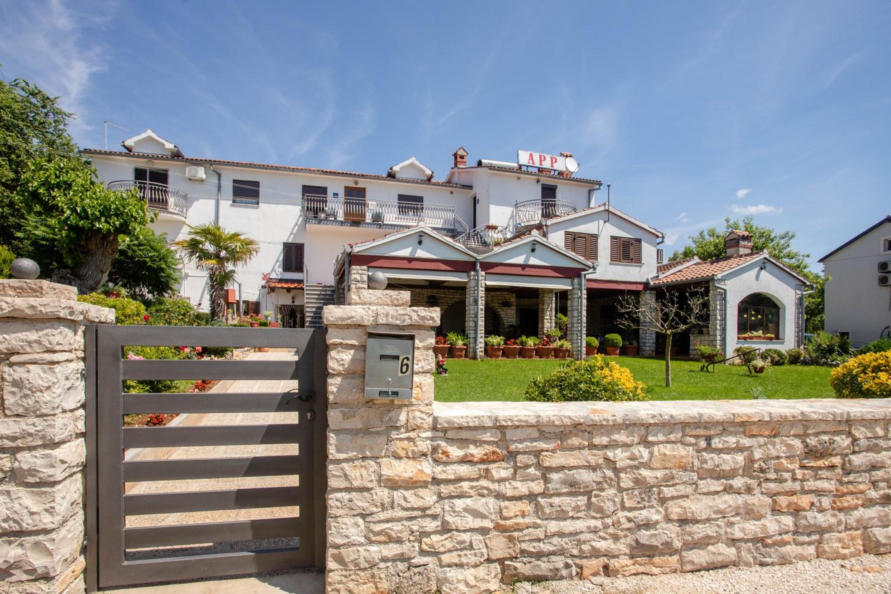 Guest House Milotic view 4