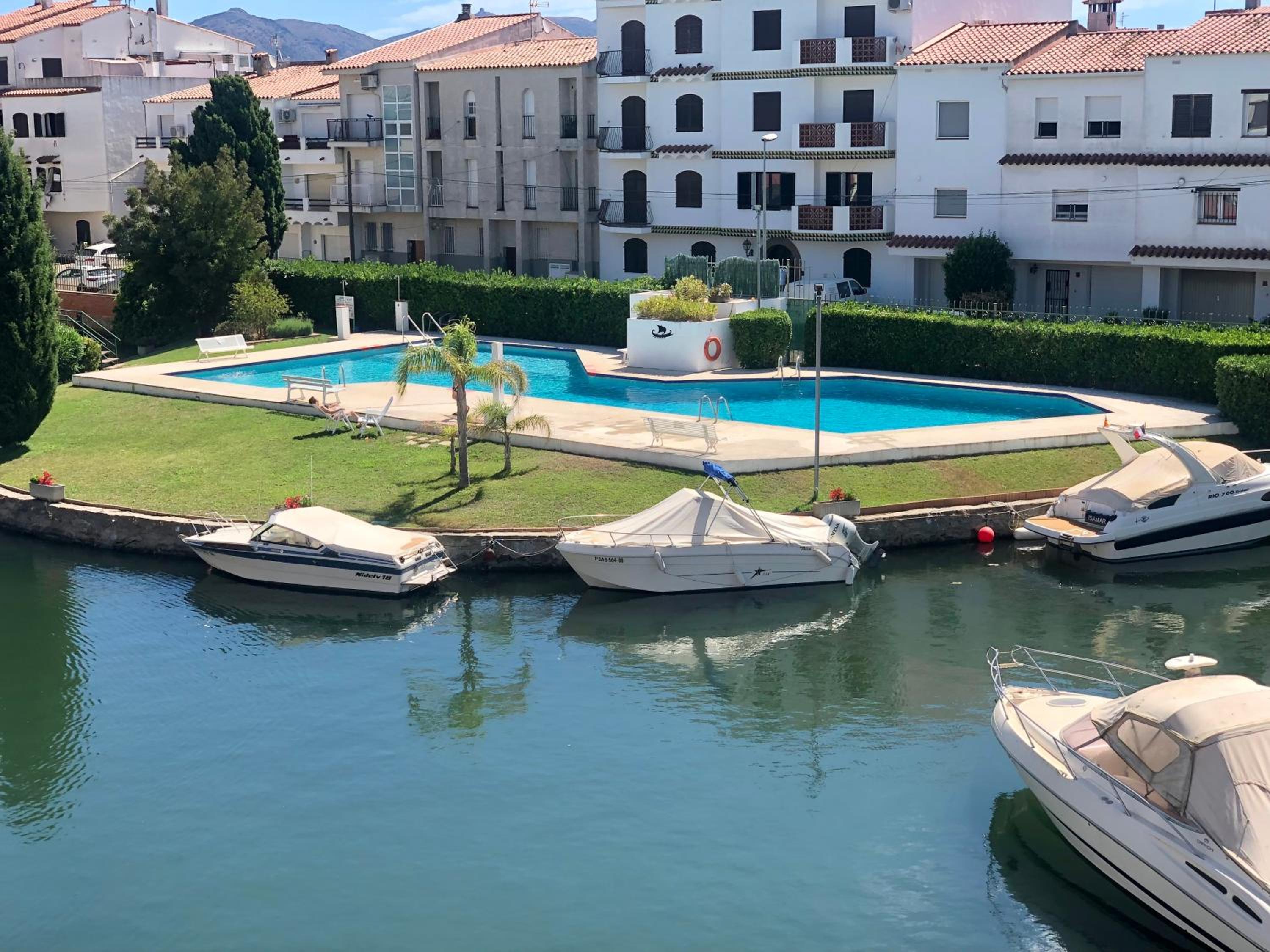 PORT SOTAVENT 2C - Apartamento en la Marina de Empuriabrava - piscina comunitaria, - parking - vistas al canal - cerca centro y playa view 4