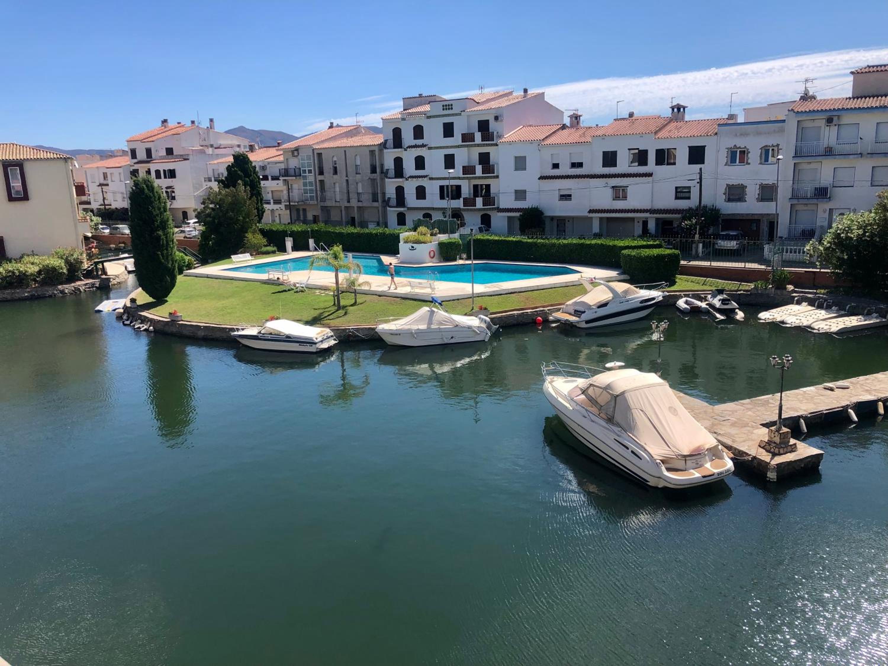 PORT SOTAVENT 2C - Apartamento en la Marina de Empuriabrava - piscina comunitaria, - parking - vistas al canal - cerca centro y playa view 3