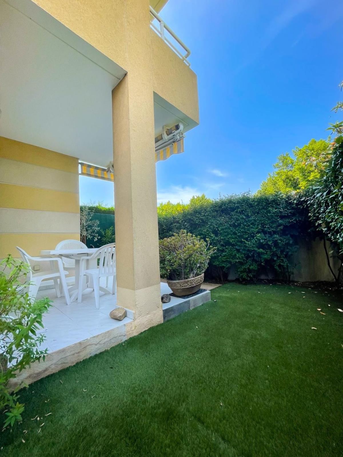 Superb Apartment With Garden Near The Sea view 2
