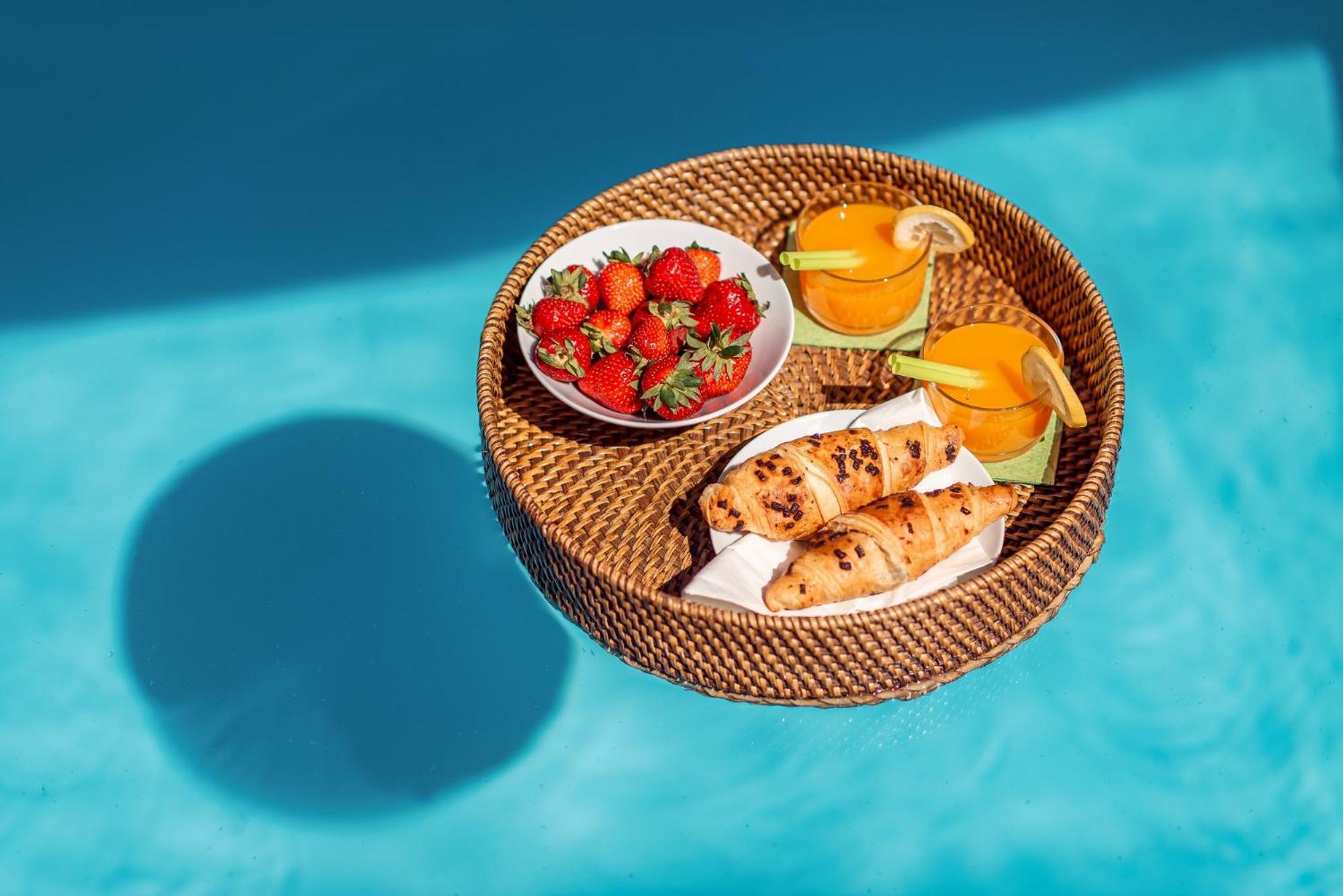 Evala luxury rooms with pool and garden