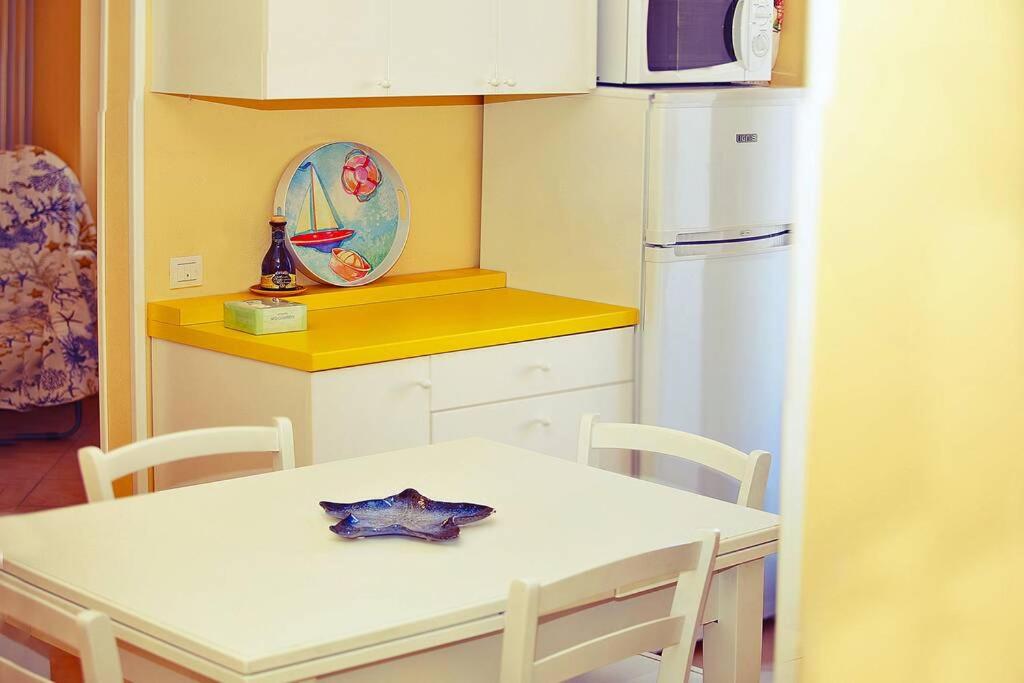 Centrally located apt by harbour with elevator view 4