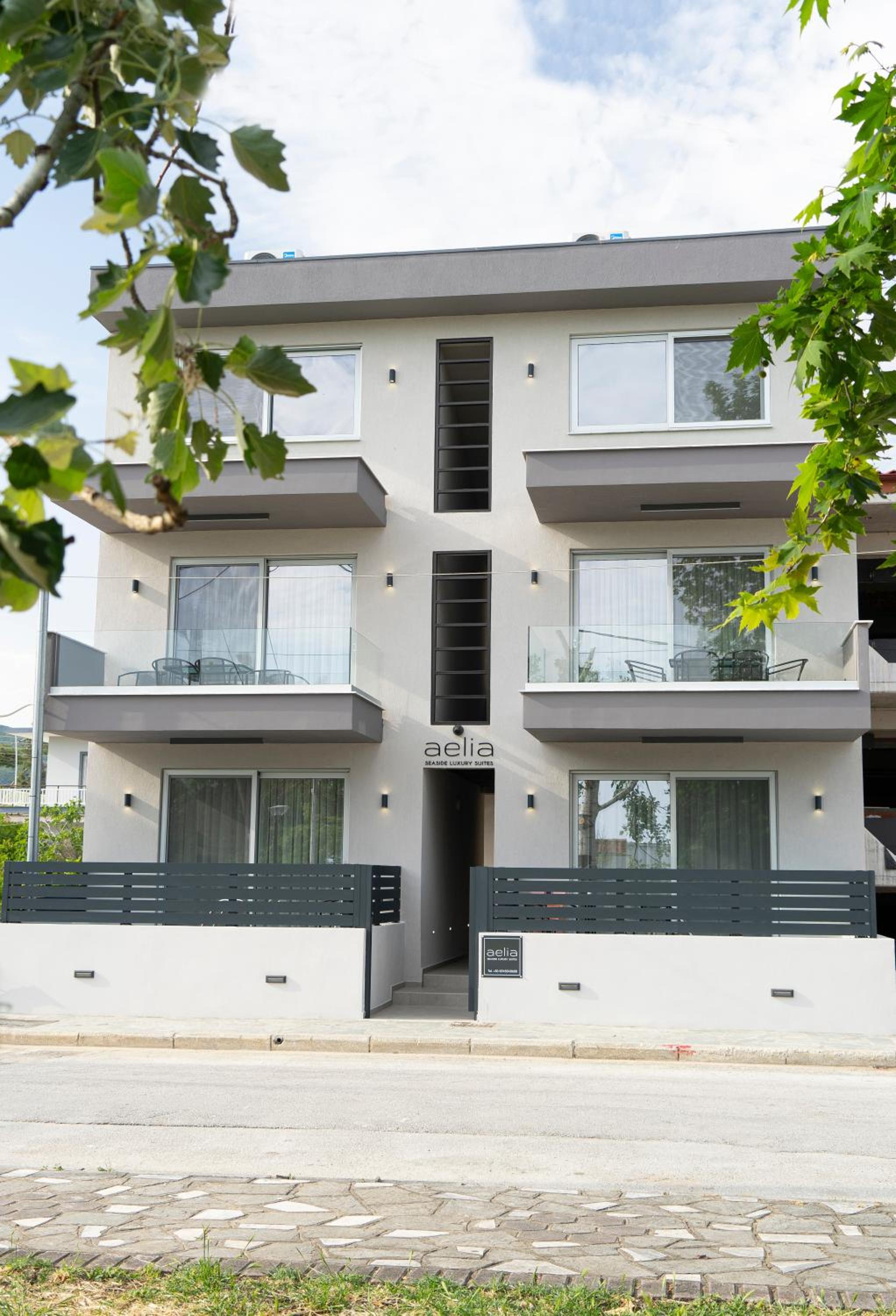 Hotel Aelia Seaside Luxury Suites - Image 1