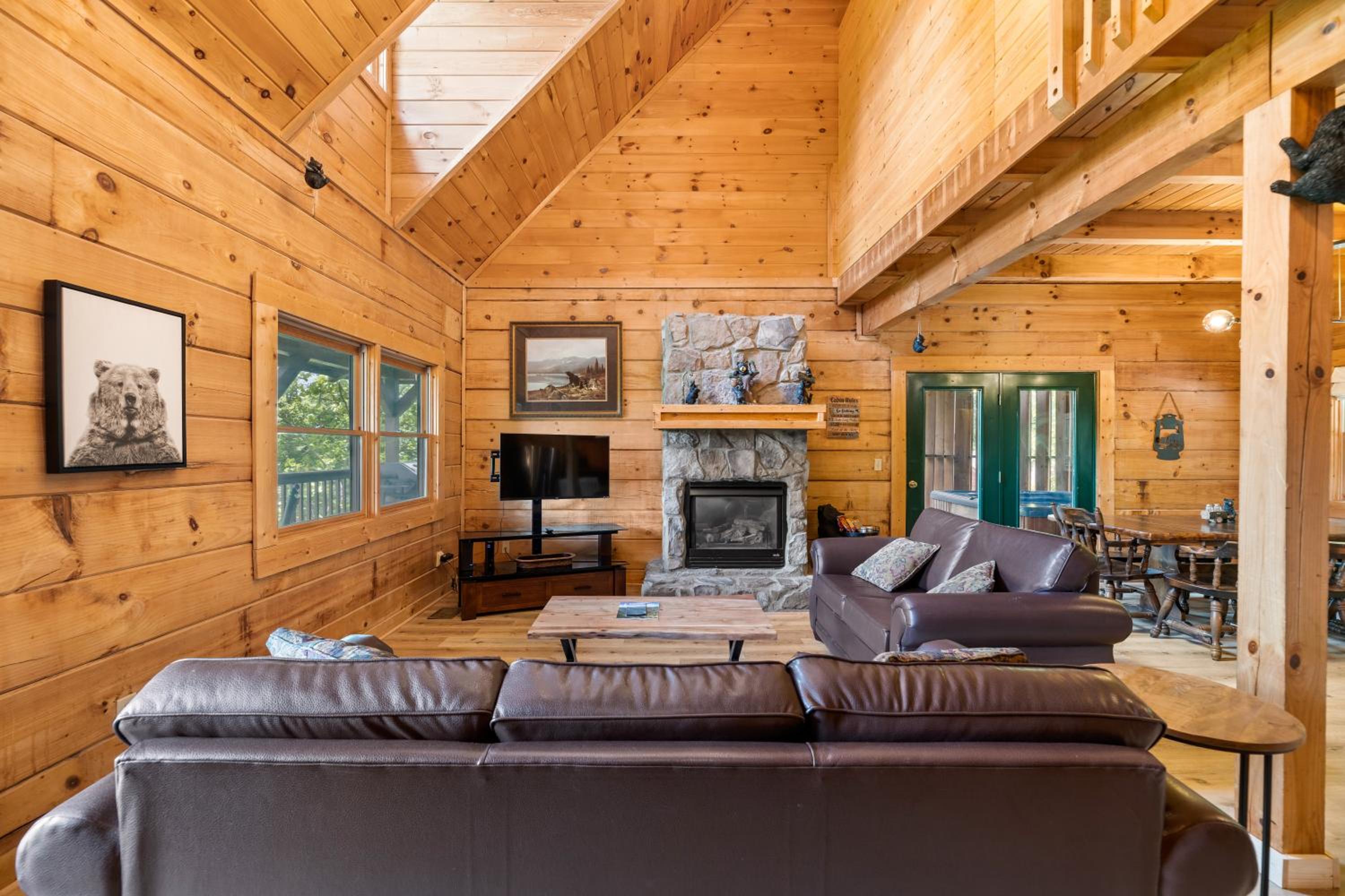 Mountain view 5 bdrm Gatlinburg Cabin near downtown Arts view 3