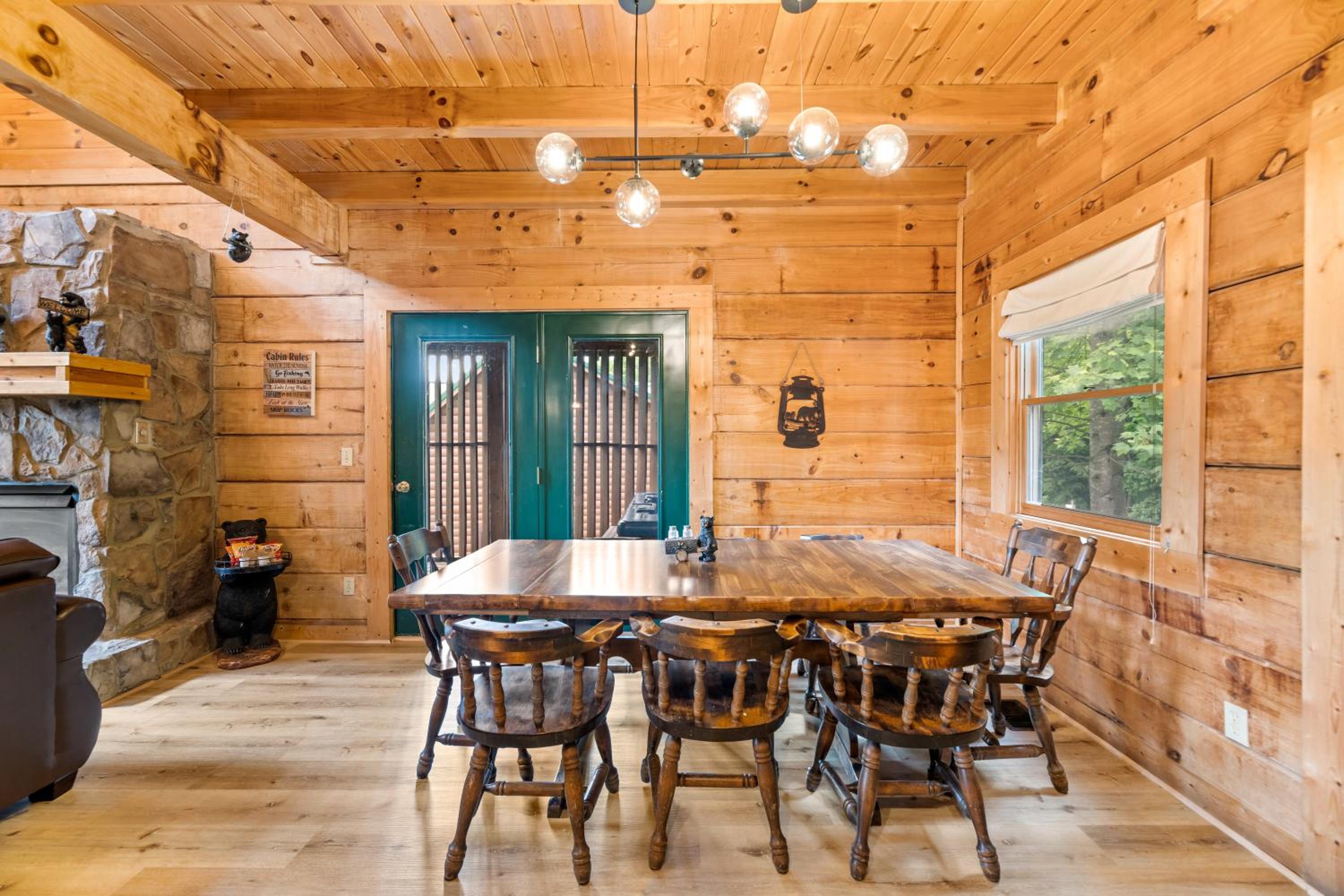 Mountain view 5 bdrm Gatlinburg Cabin near downtown Arts view 5