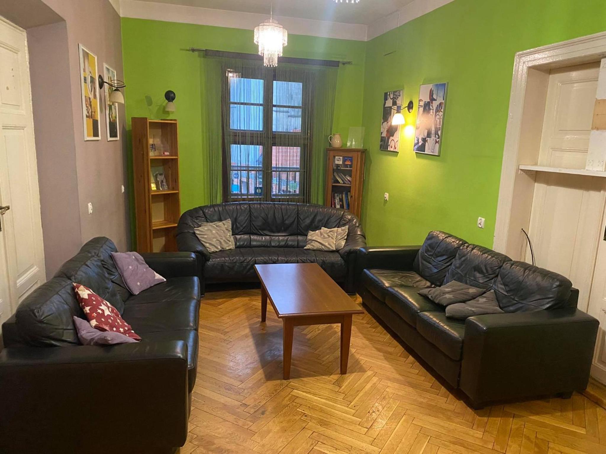 50 People Apartment