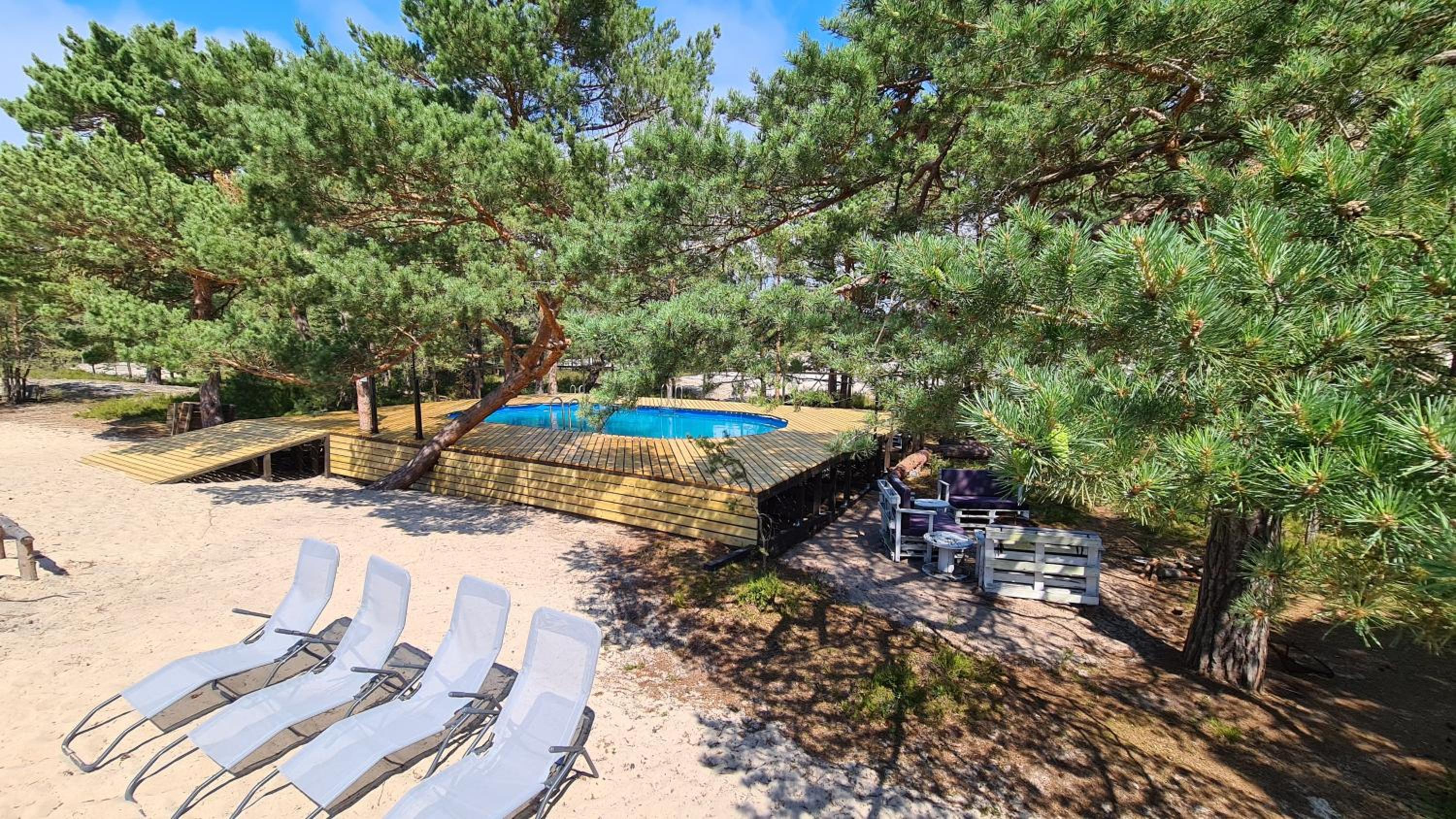SUB HEL. Budżetowe pokoje w domu z basenem. Wokół domu tylko natura. Balkon zbyteczny. view 5
