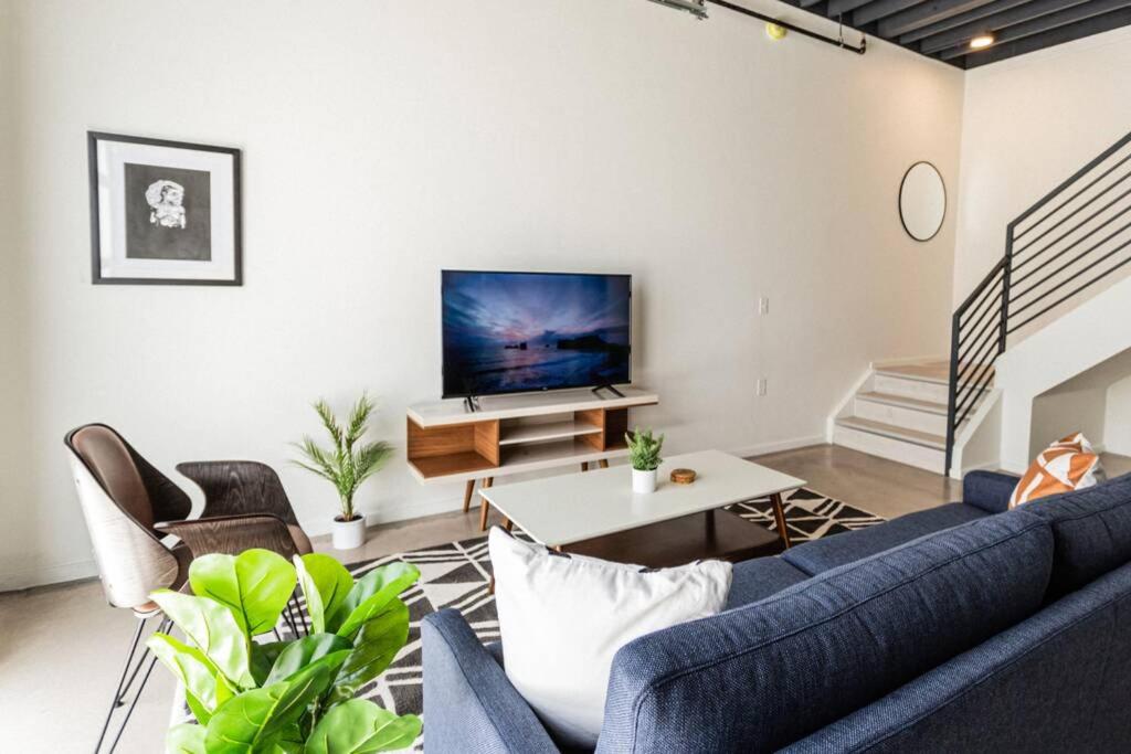Amazing 1BR Loft Located Downtown view 2