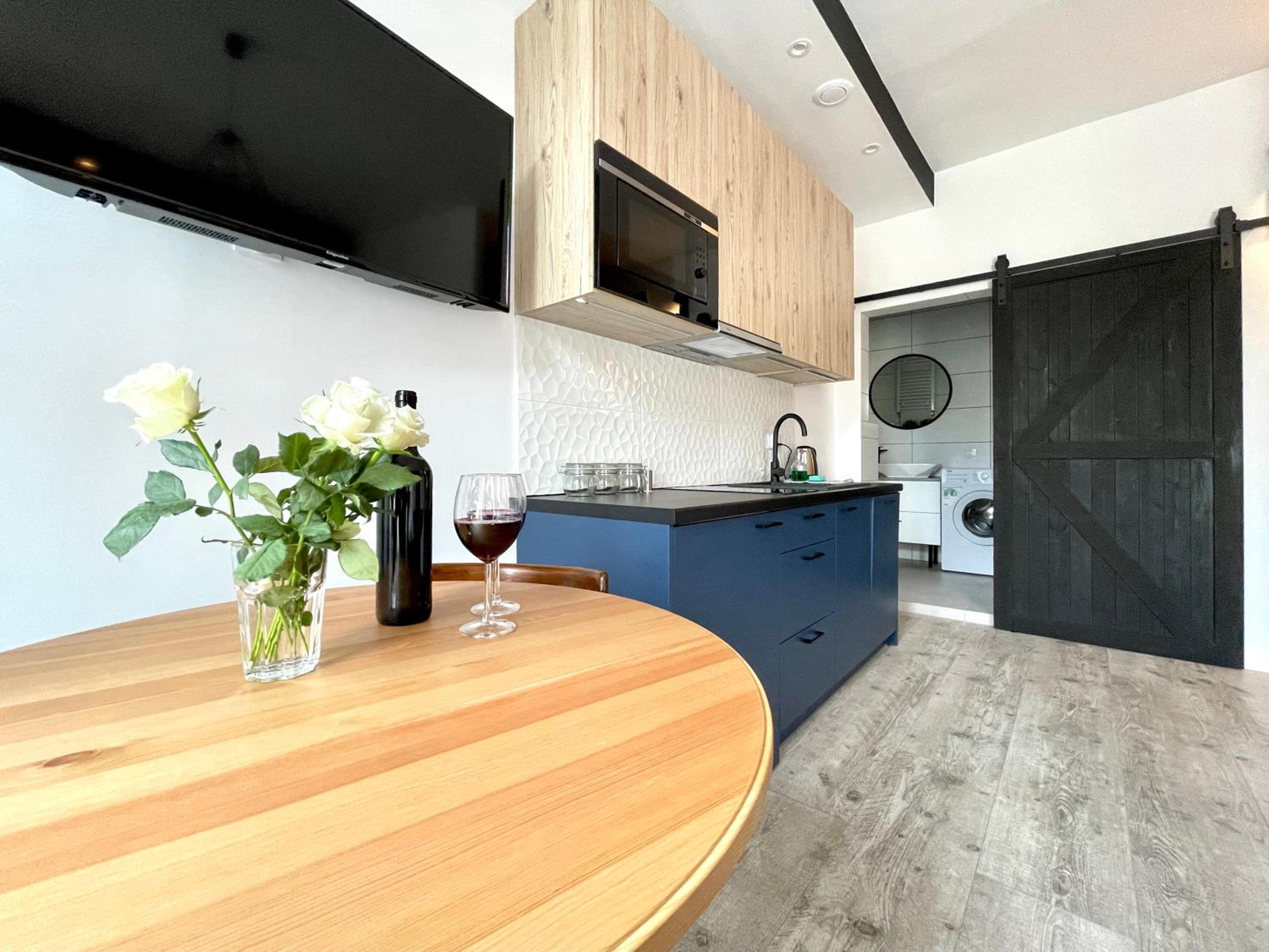 Copernicus Street Apartment - Broken Flowers