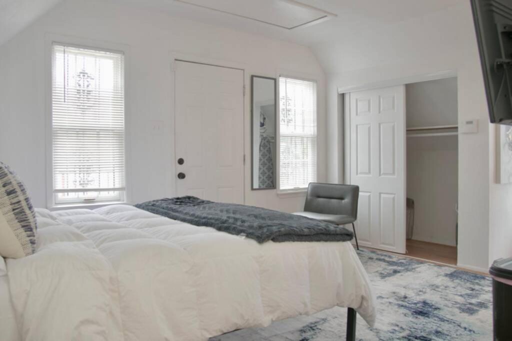 Private Studio Getaway near Museum District view 4