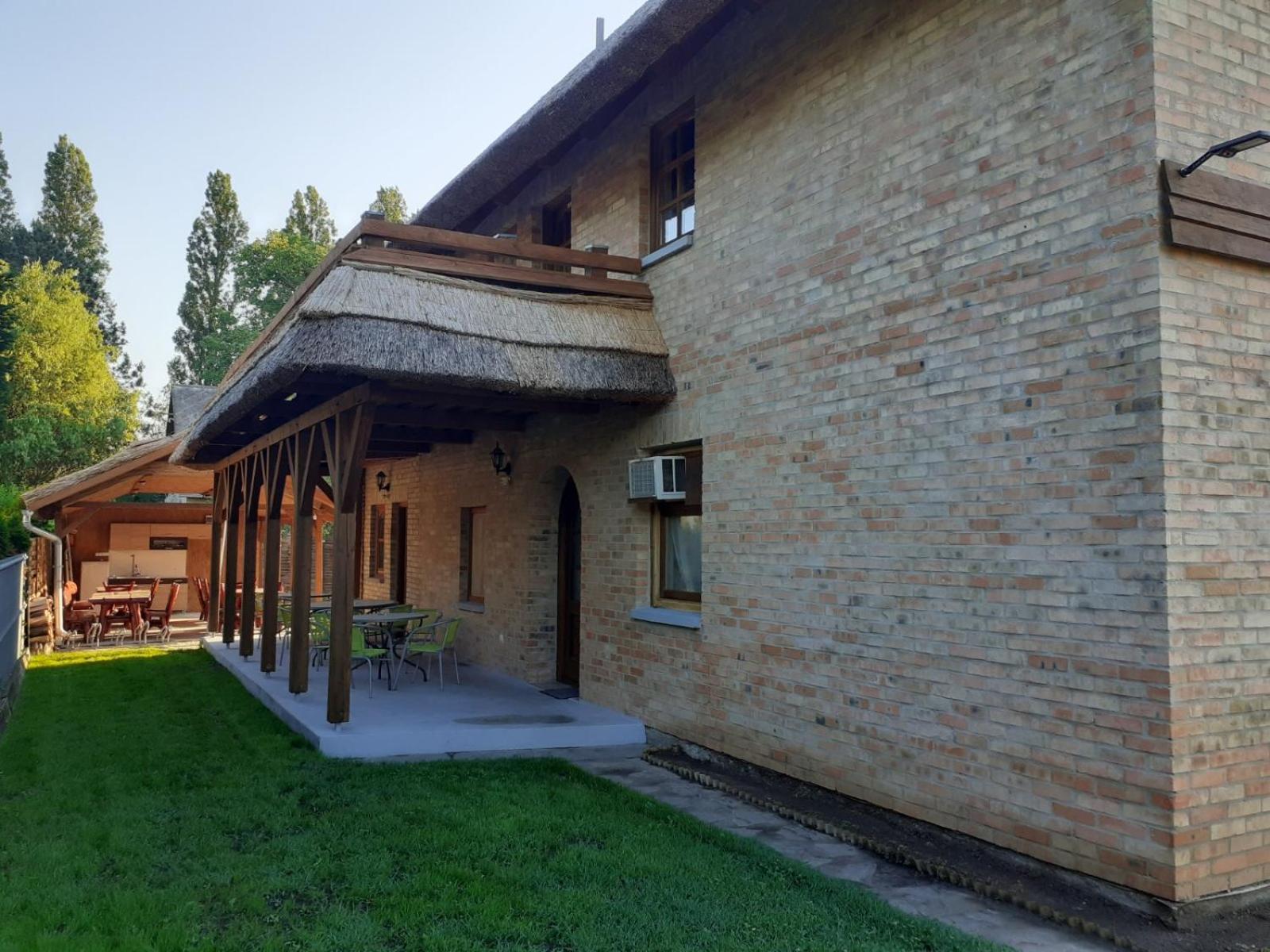 Lisztes Apartman (medencés, nádfedeles, Zamárdi)