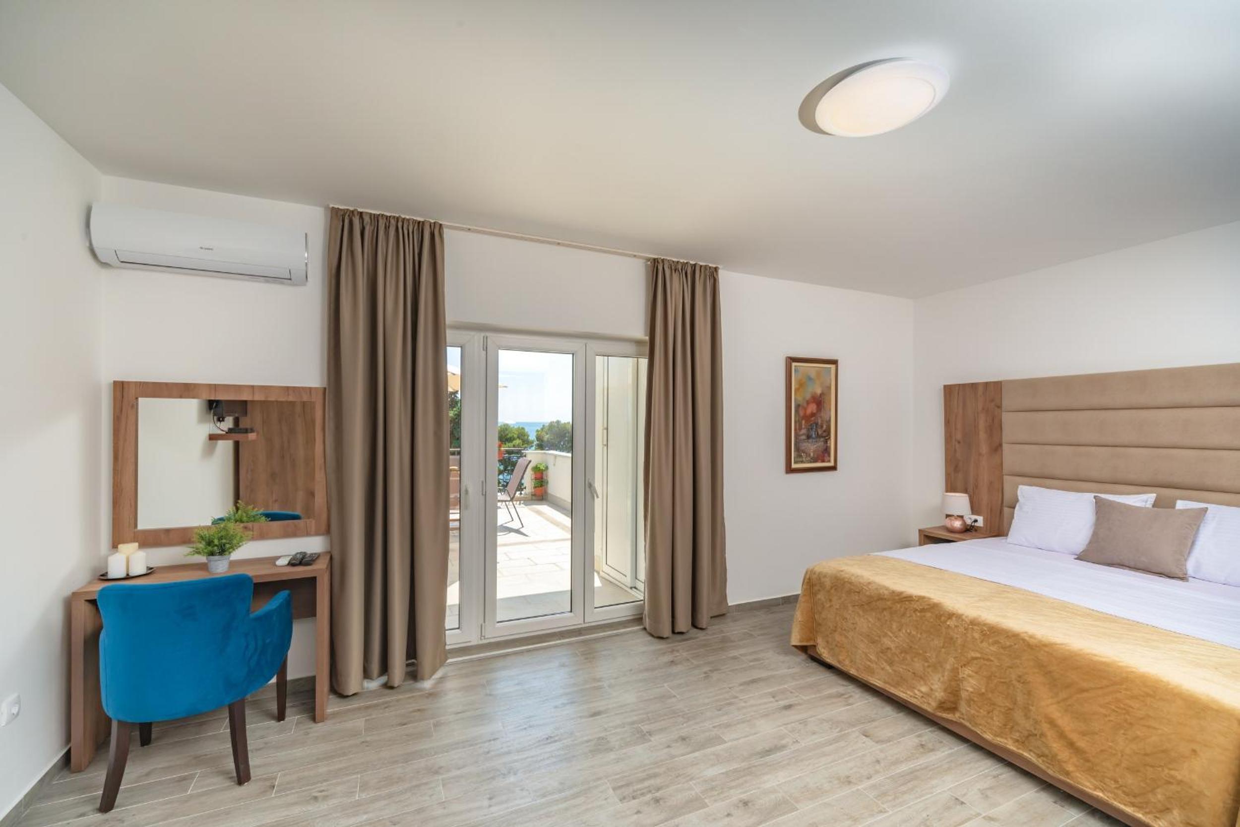 Mika's Seaview Apartments