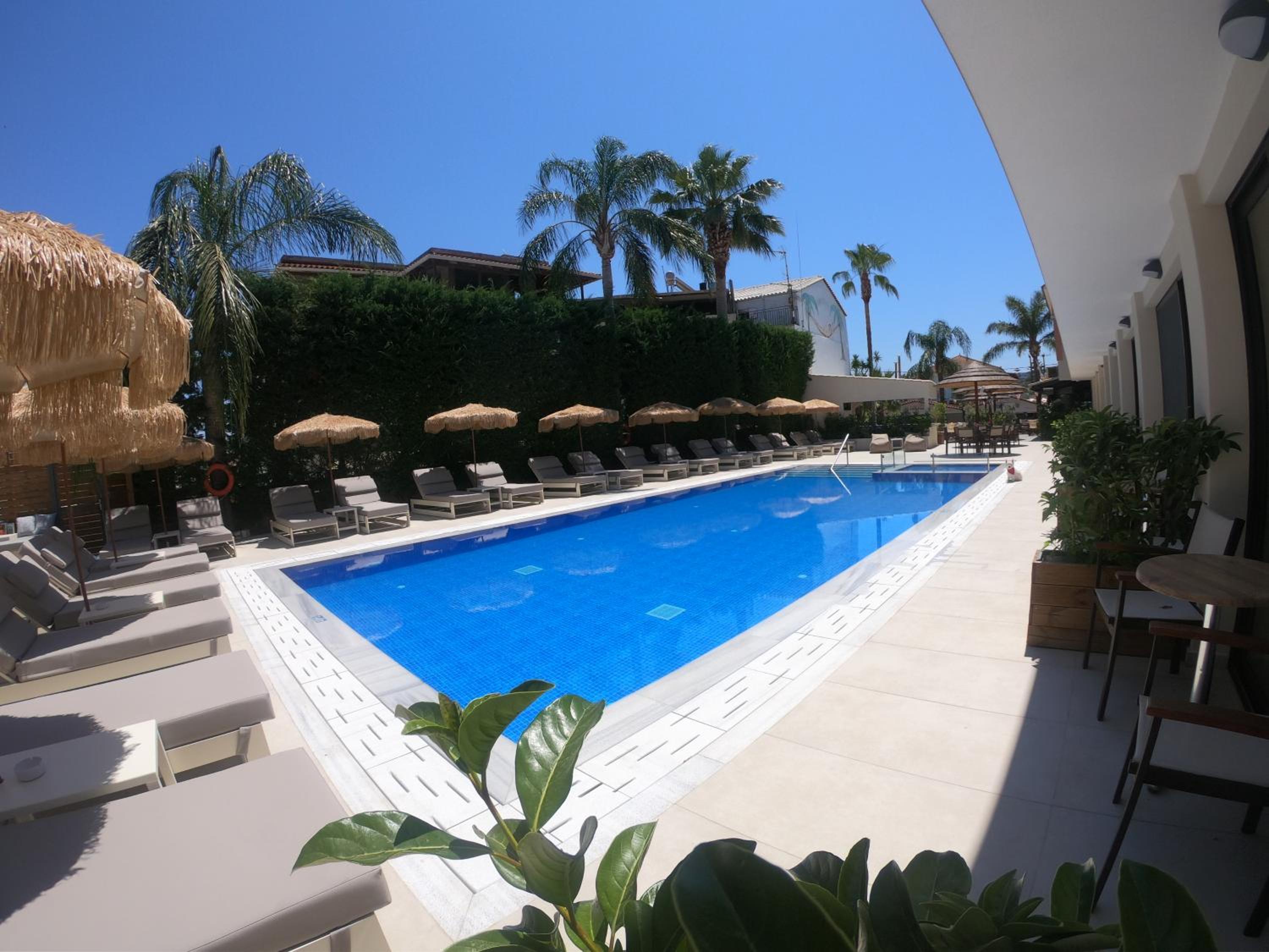 Paradise Hotel & Bar