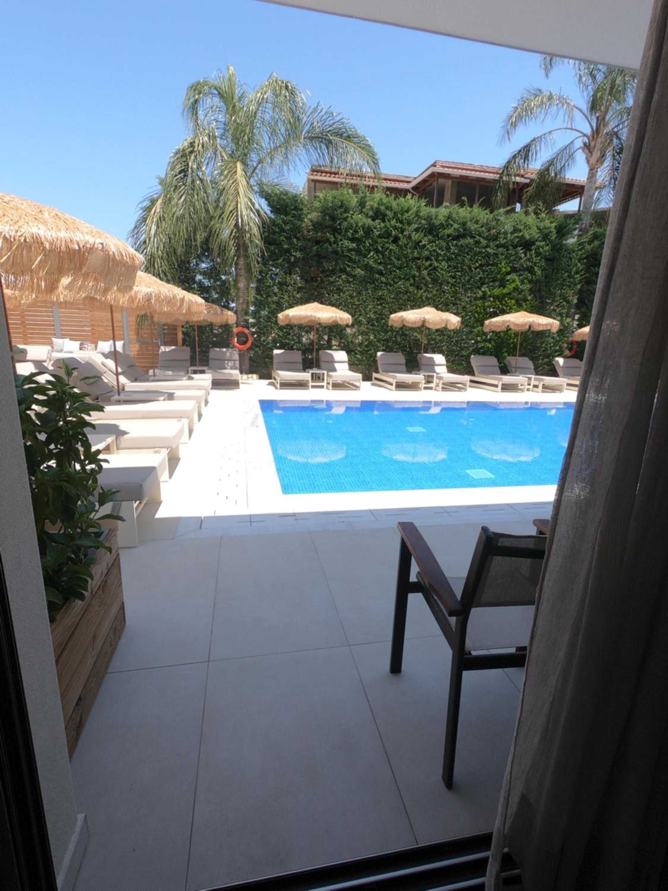 Paradise Hotel & Bar