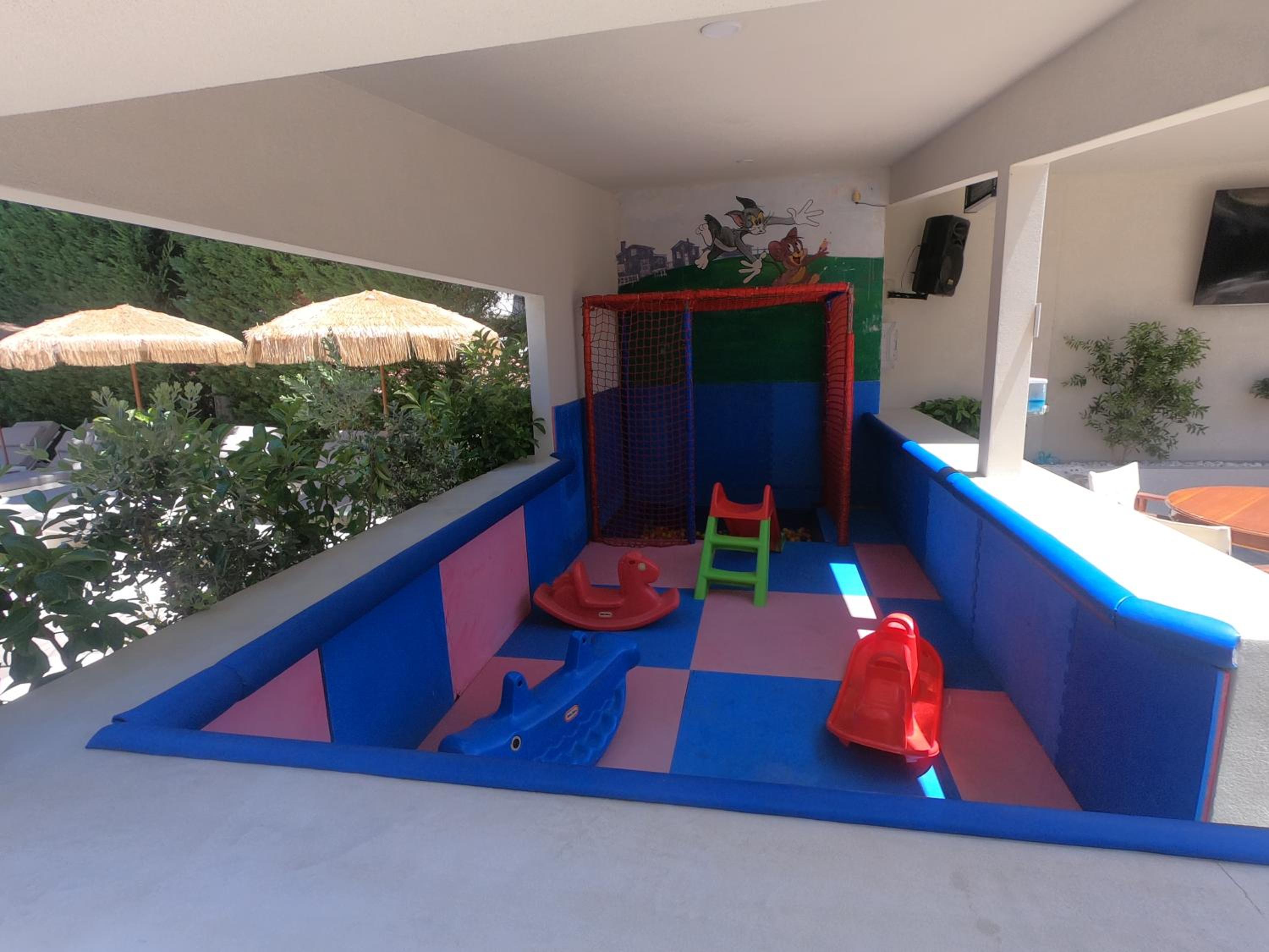 Paradise Hotel & Bar