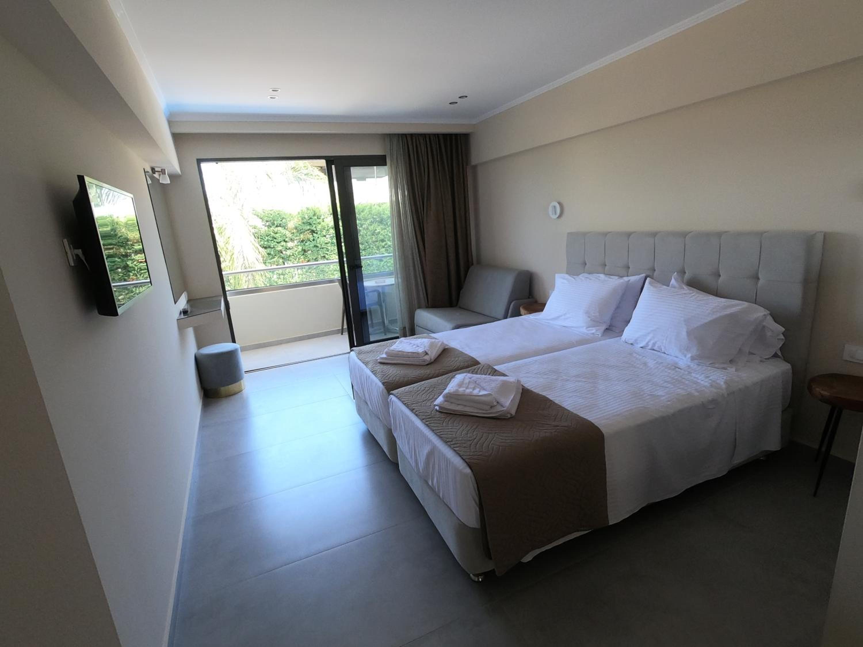 Paradise Hotel & Bar