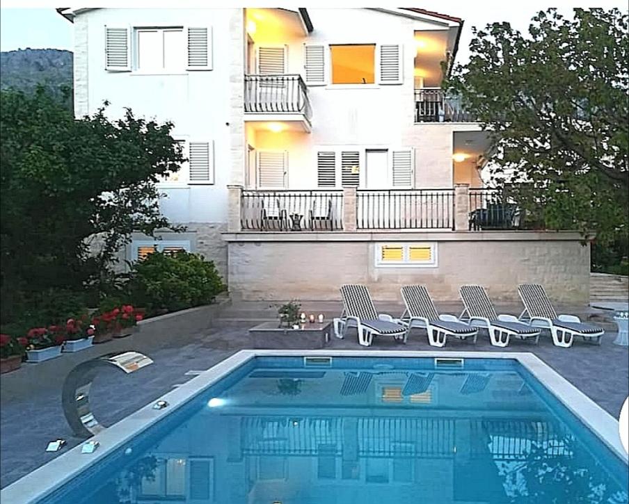 Hotel Villa 4us With Pool