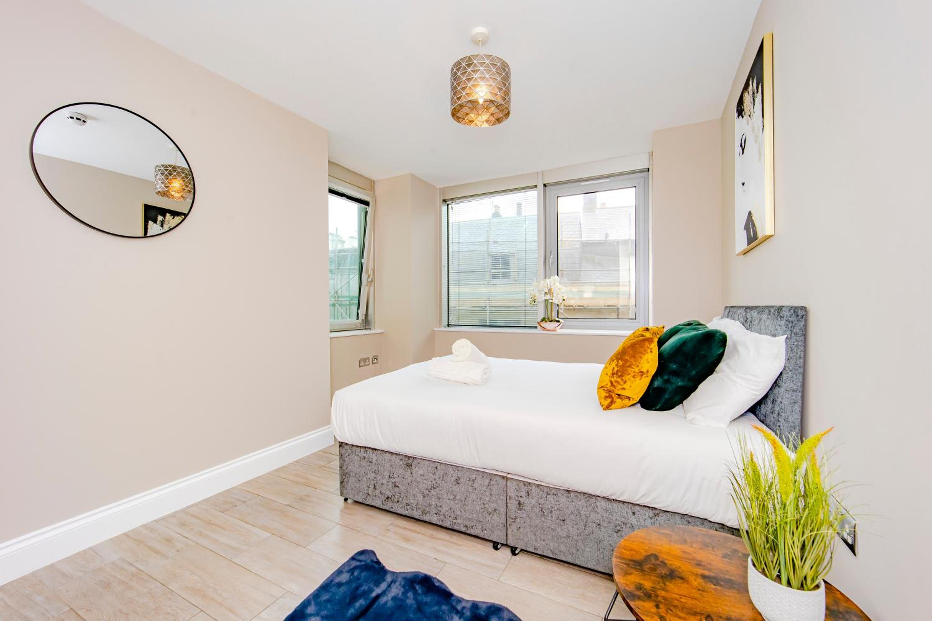 Direct Searview I Morden one bed sleep 4 GDST