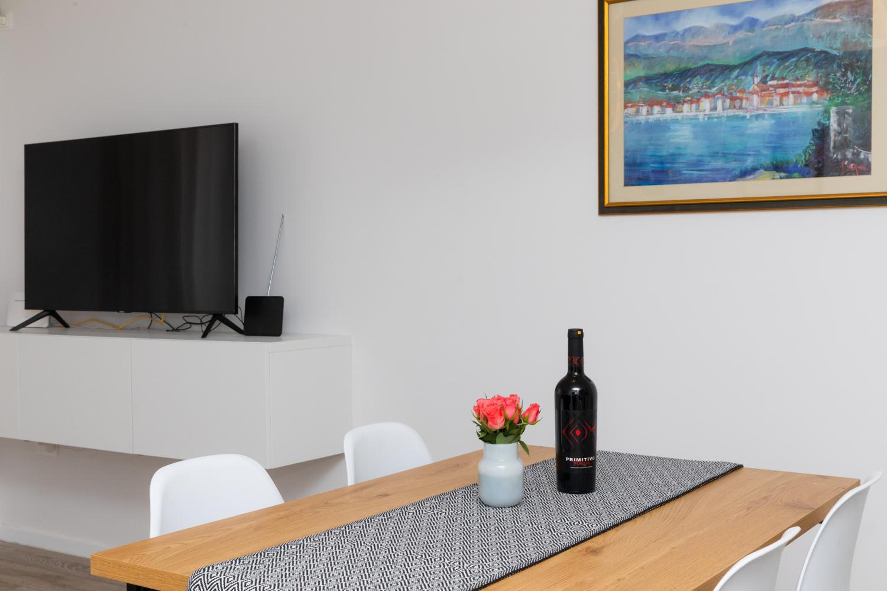 Two Flowers Luxury Apartment
