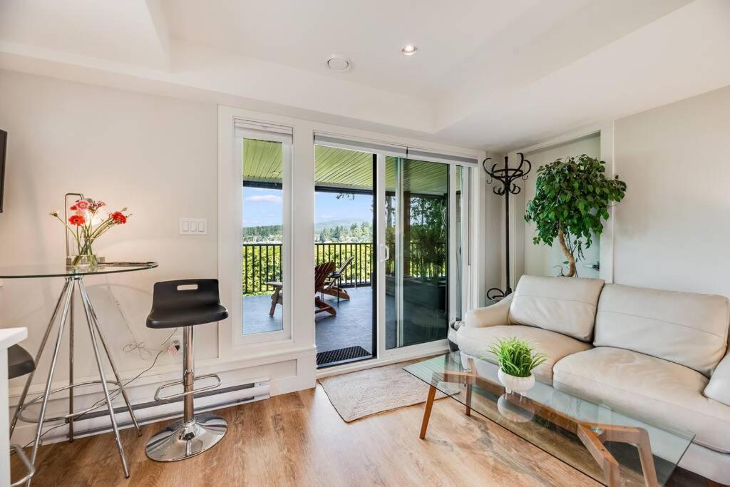 Sea-esta Suite with Ocean Views in Brentwood Bay