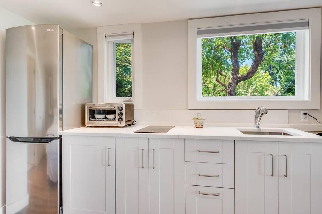 Sea-esta Suite with Ocean Views in Brentwood Bay