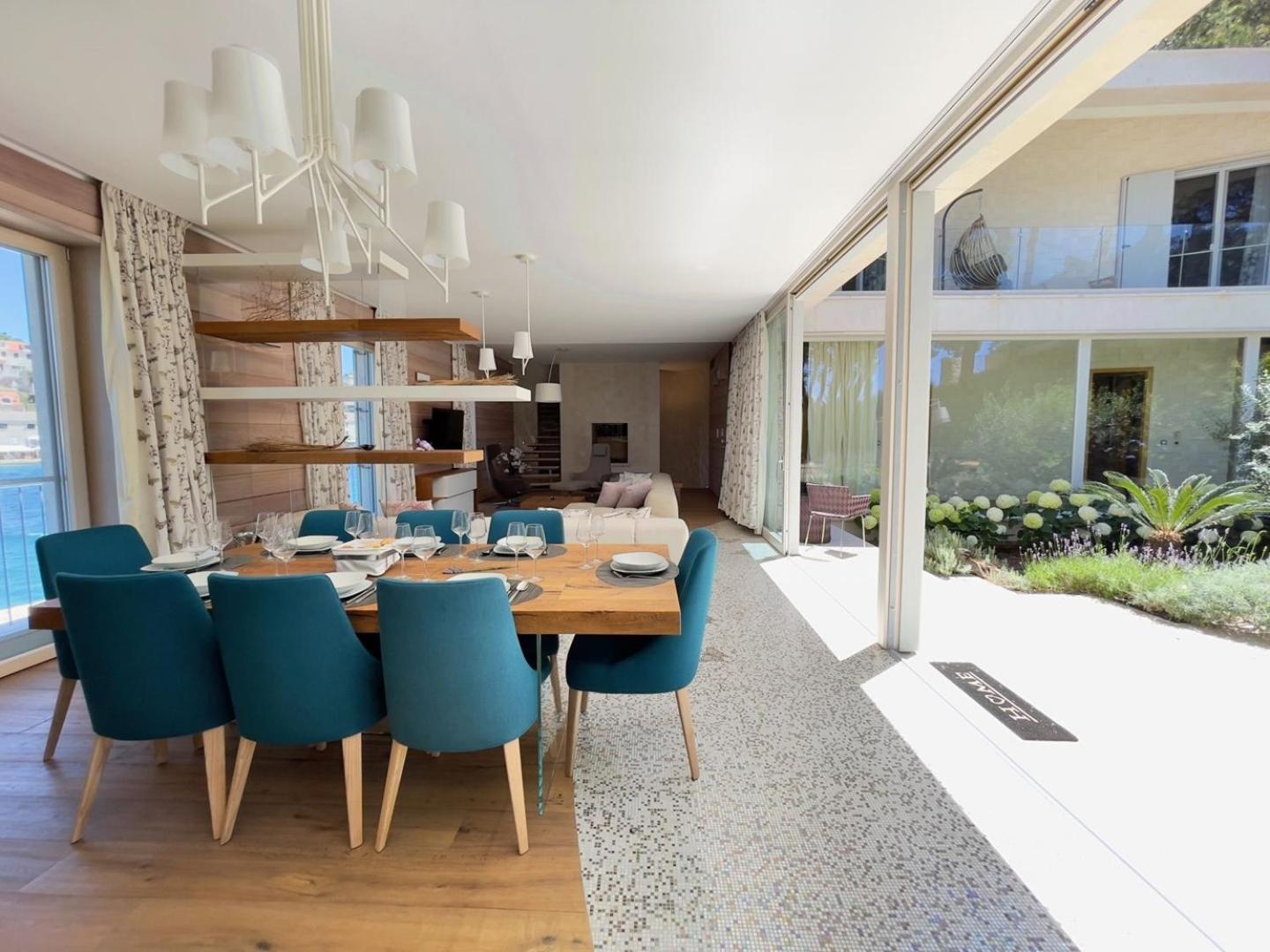 Luxury Beachfront Villa Lilly with private pool