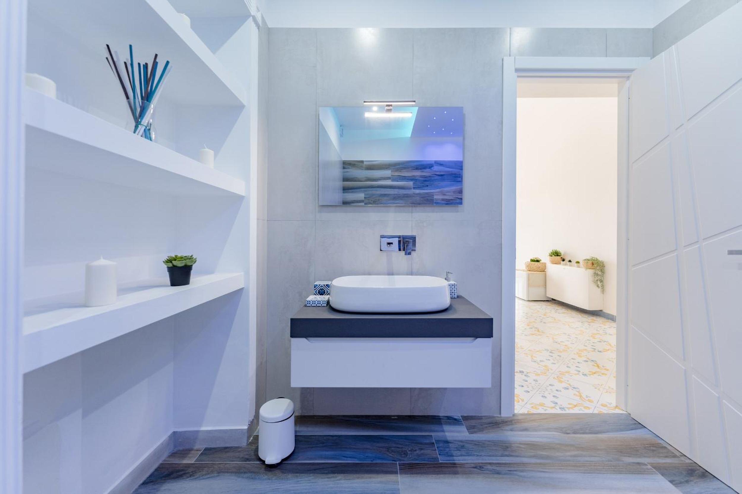Il Poeta en Procida — bathroom